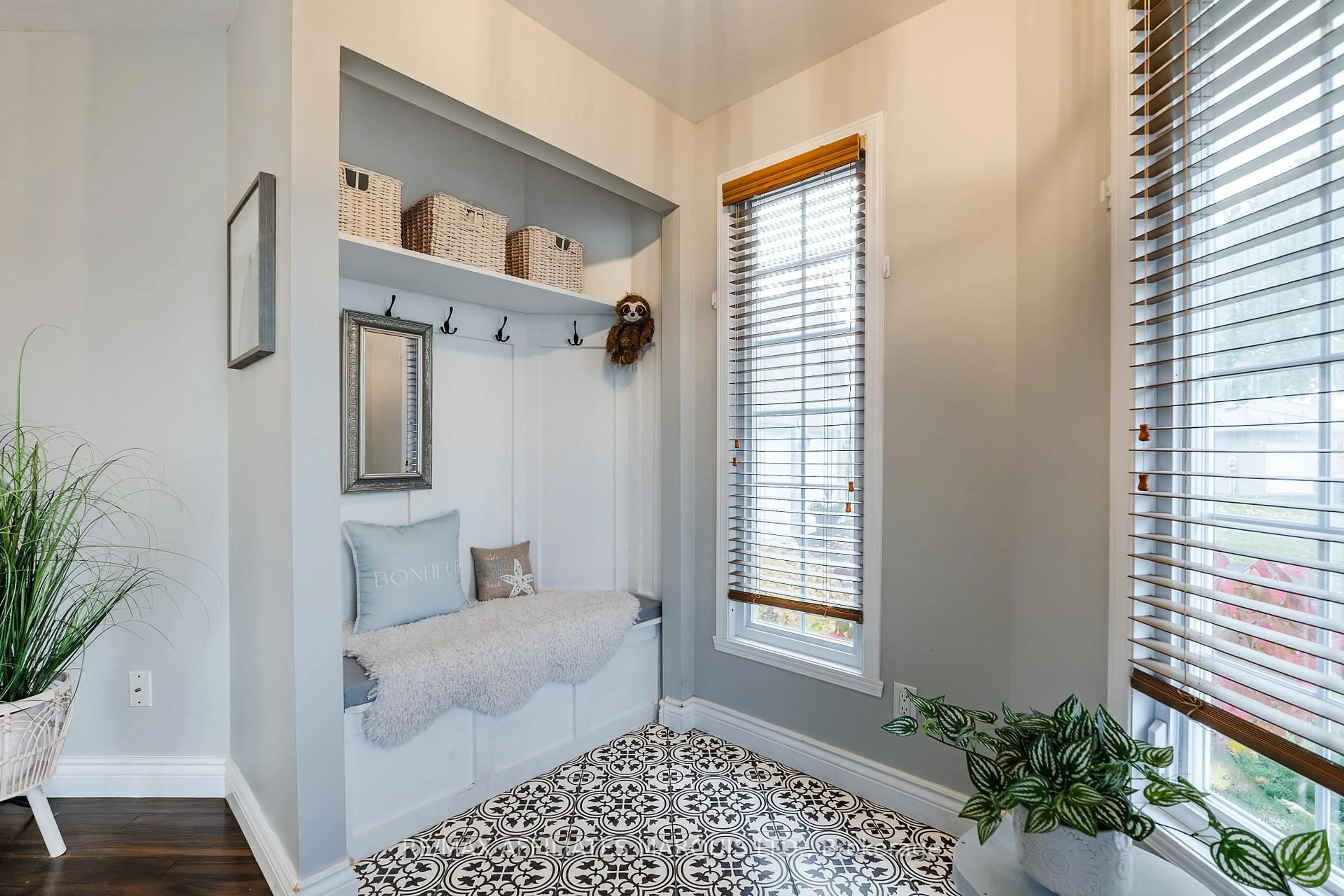 Indoor entryway for 701 Robin Crt, Cornwall Ontario K6H 7N4