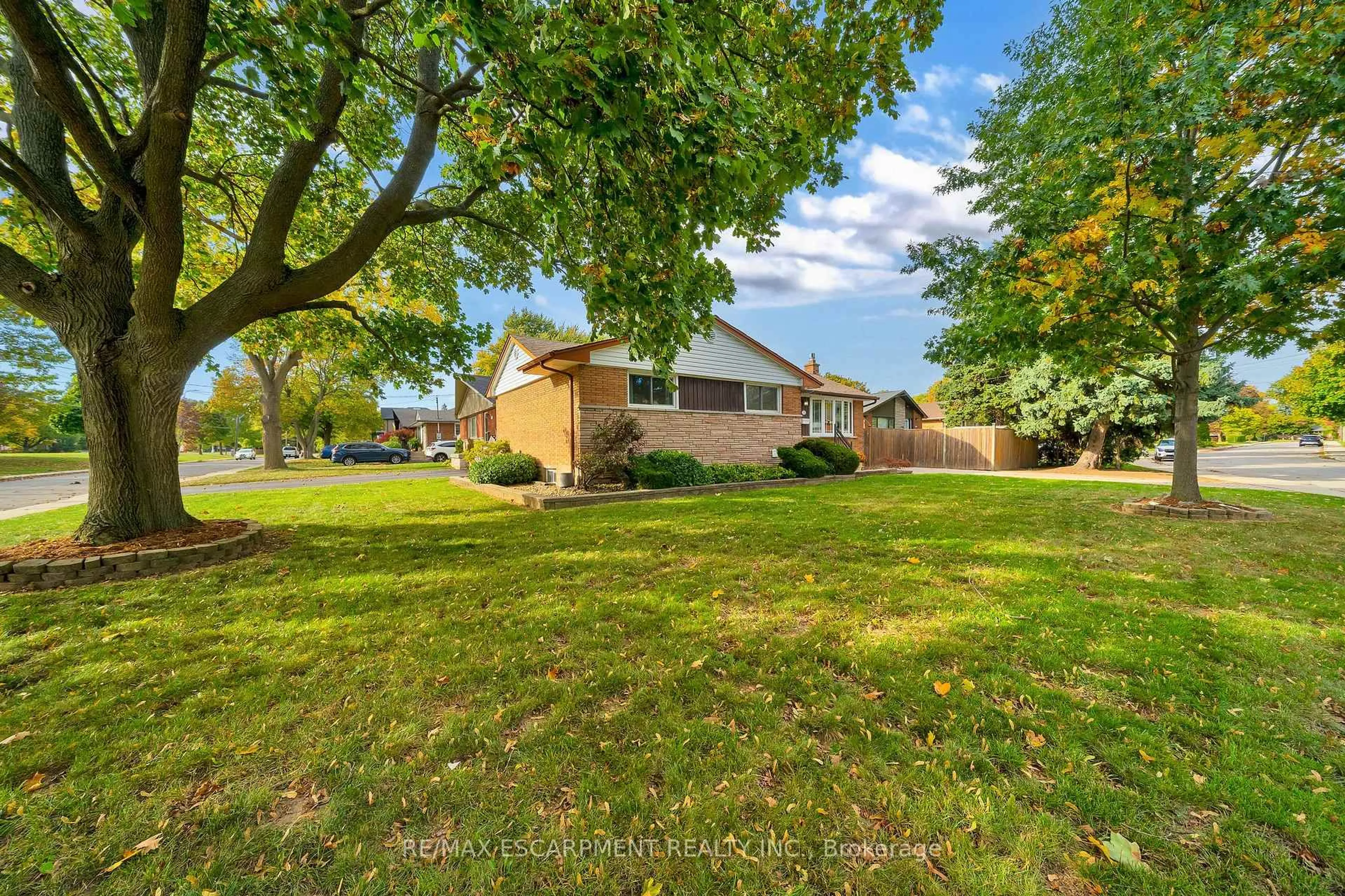 A pic from outside/outdoor area/front of a property/back of a property/a pic from drone, street for 72 WEST 25TH St, Hamilton Ontario L9C 4X2