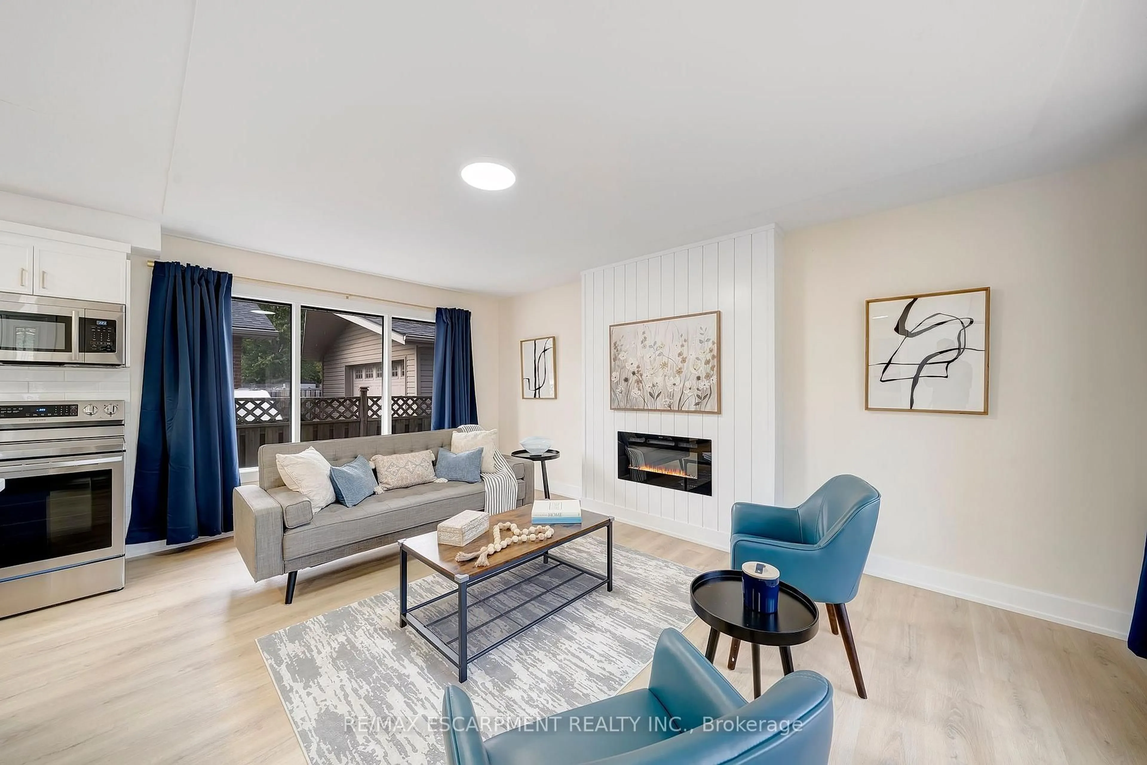 Living room with furniture, unknown for 72 WEST 25TH St, Hamilton Ontario L9C 4X2