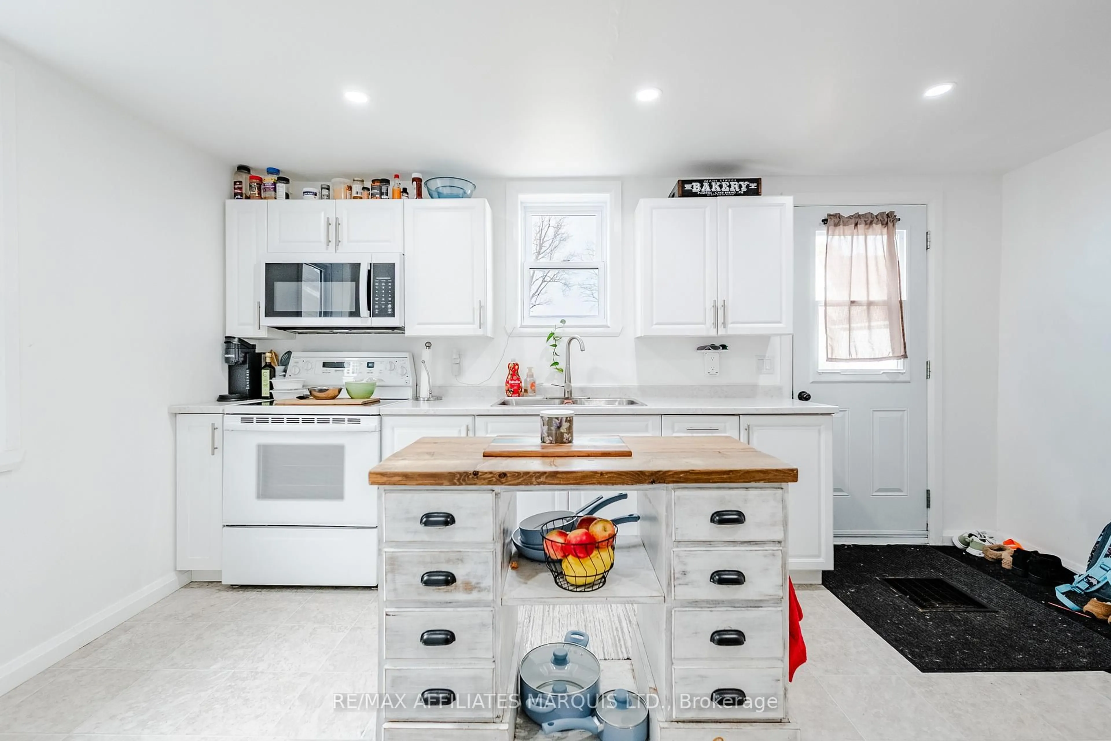 Open concept kitchen, ceramic/tile floor for 140 Adolphus St, Cornwall Ontario K6H 3S3