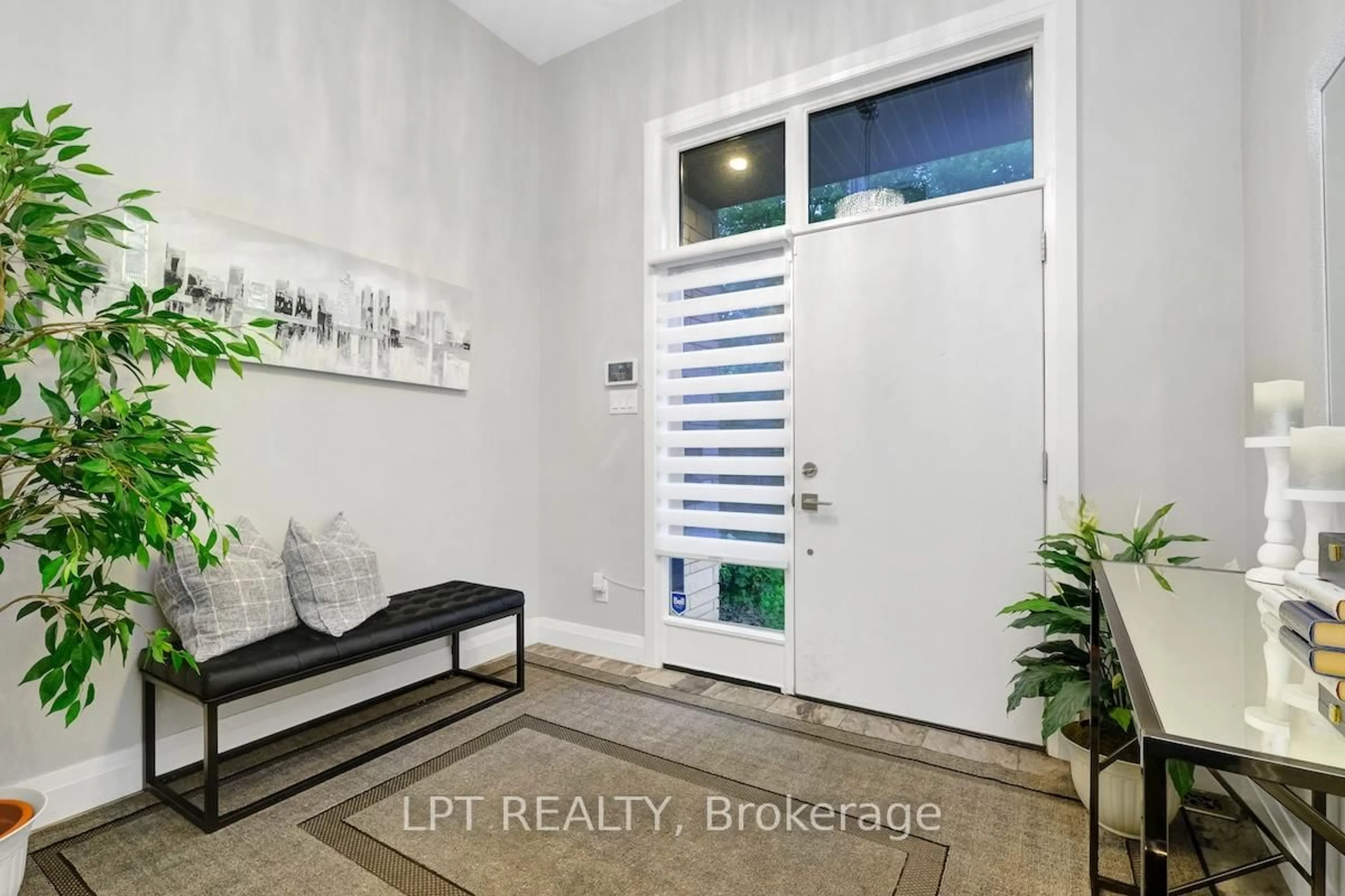 Indoor entryway for 319 Glynn Ave, Ottawa Ontario K1K 1R9