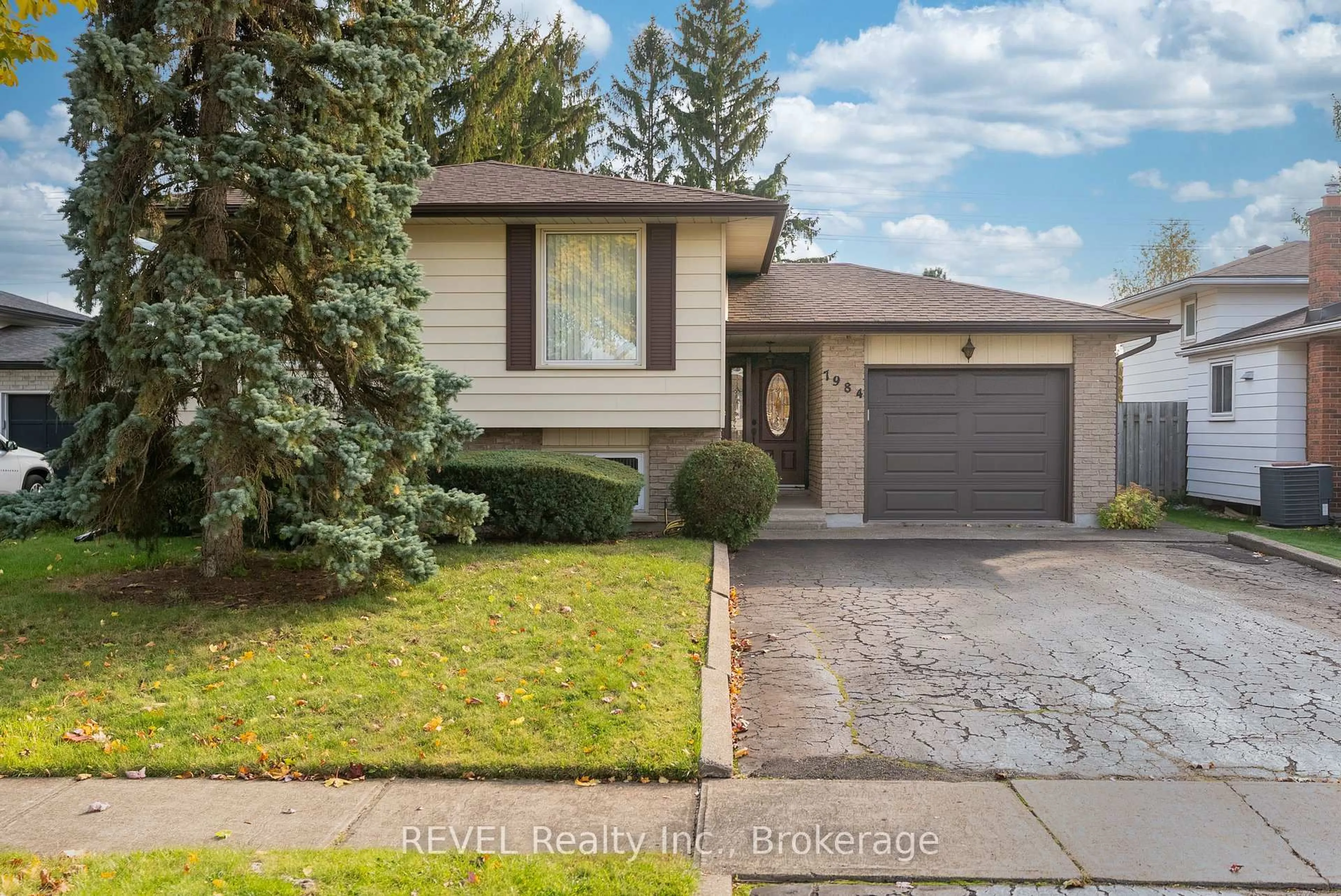 Home with brick exterior material, street for 7984 Thorton St, Niagara Falls Ontario L2H 2C3