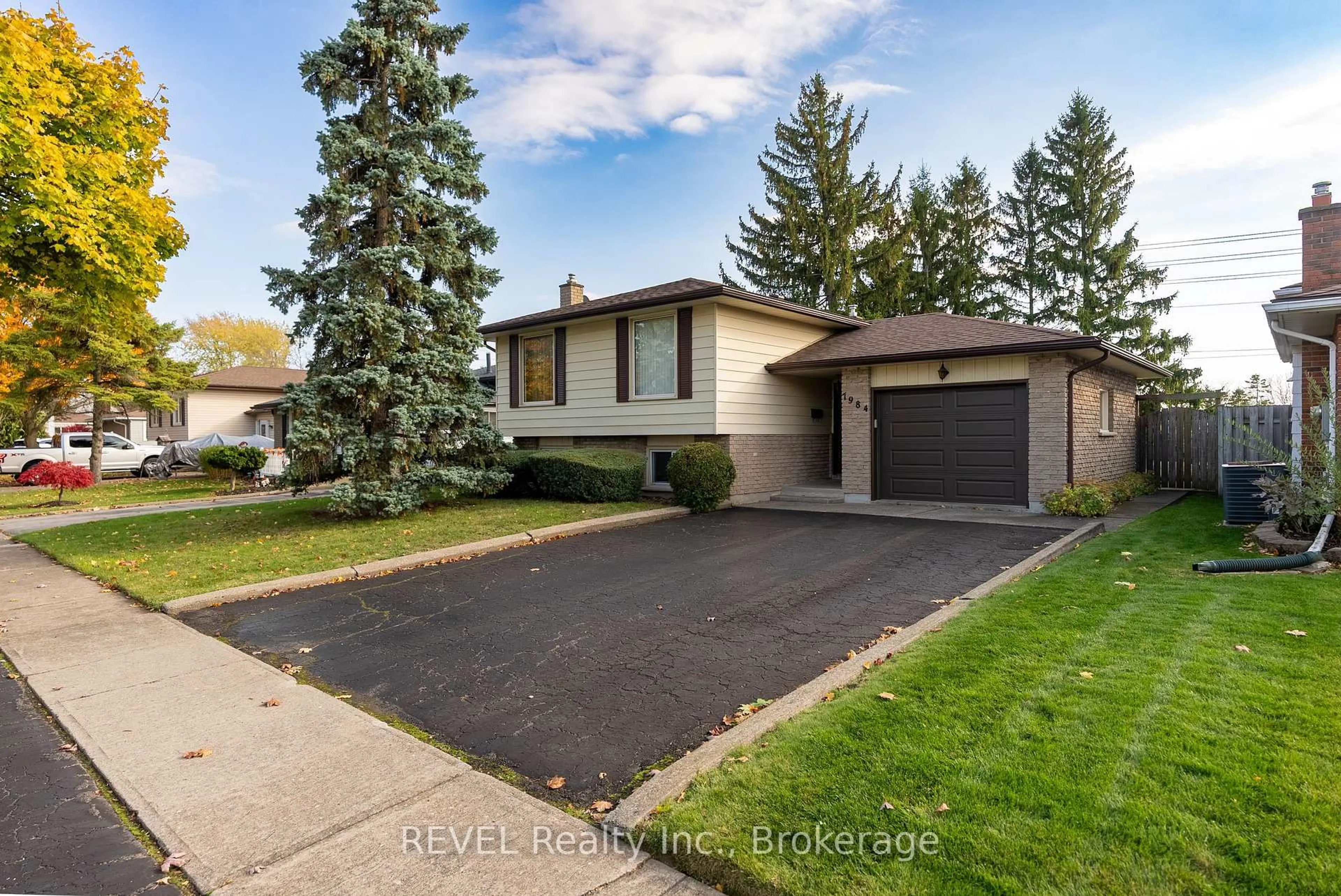 Home with brick exterior material, street for 7984 Thorton St, Niagara Falls Ontario L2H 2C3