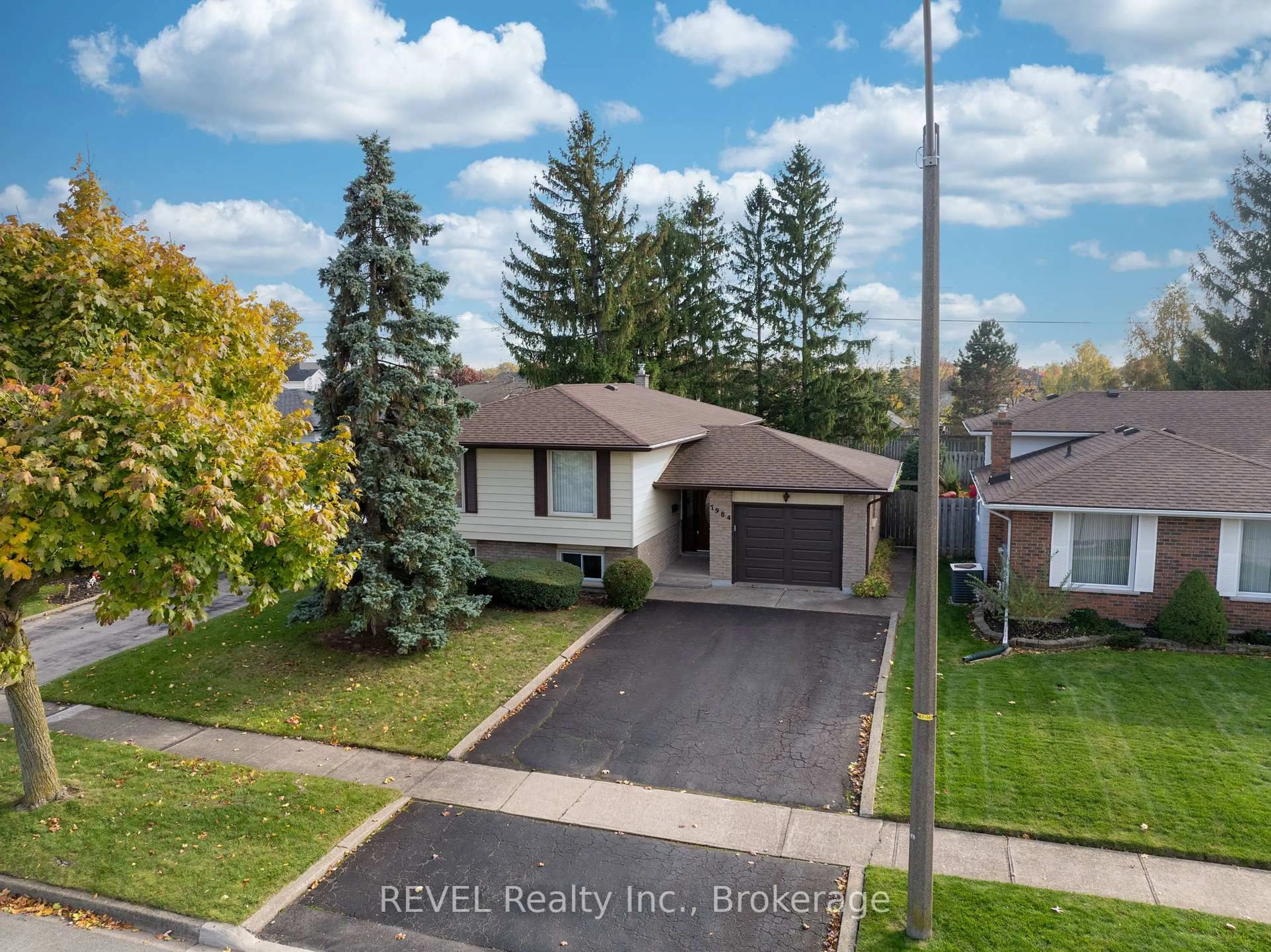 A pic from outside/outdoor area/front of a property/back of a property/a pic from drone, street for 7984 Thorton St, Niagara Falls Ontario L2H 2C3