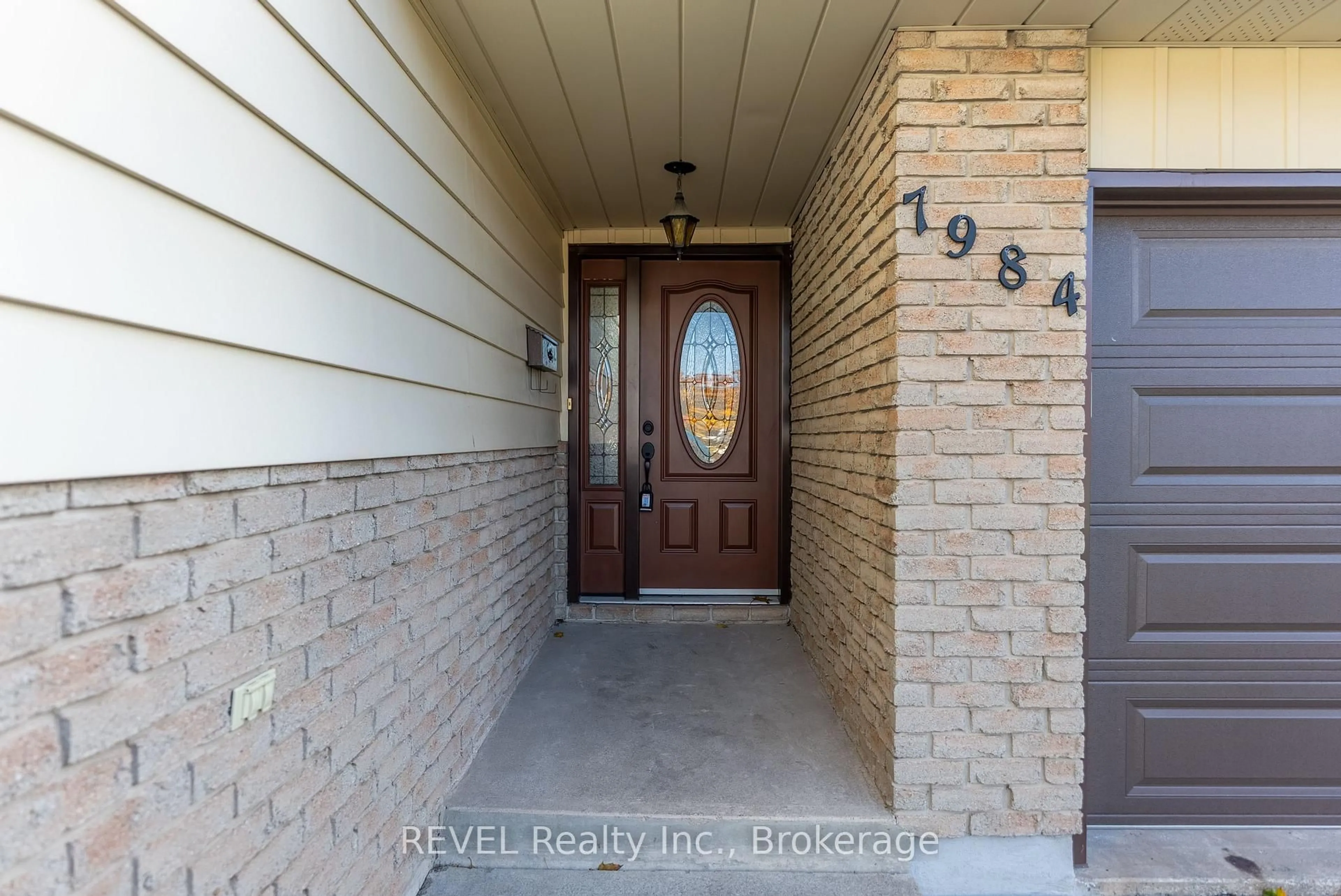Indoor entryway for 7984 Thorton St, Niagara Falls Ontario L2H 2C3