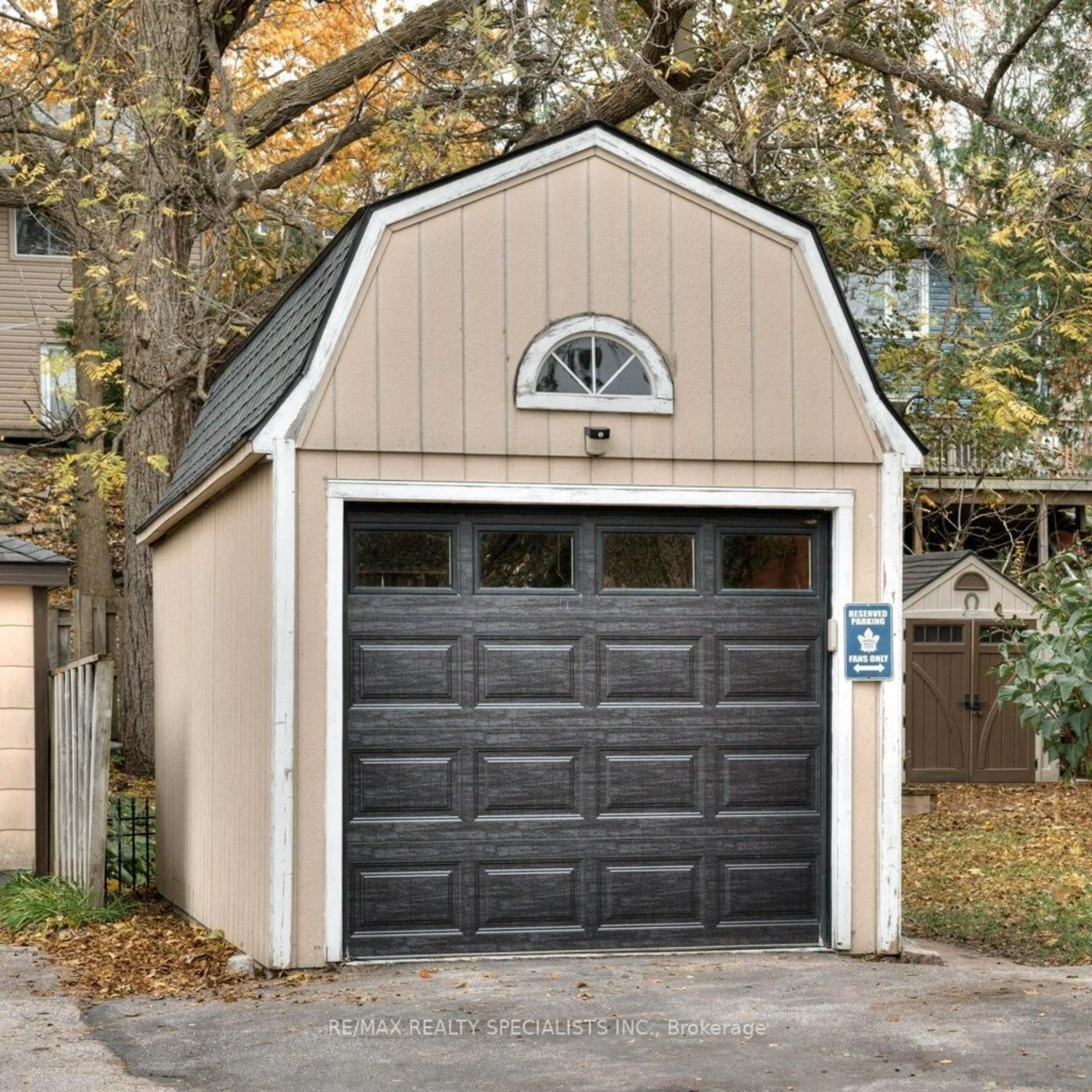 Indoor garage for 136 Alma St, Guelph Ontario N1H 5X4