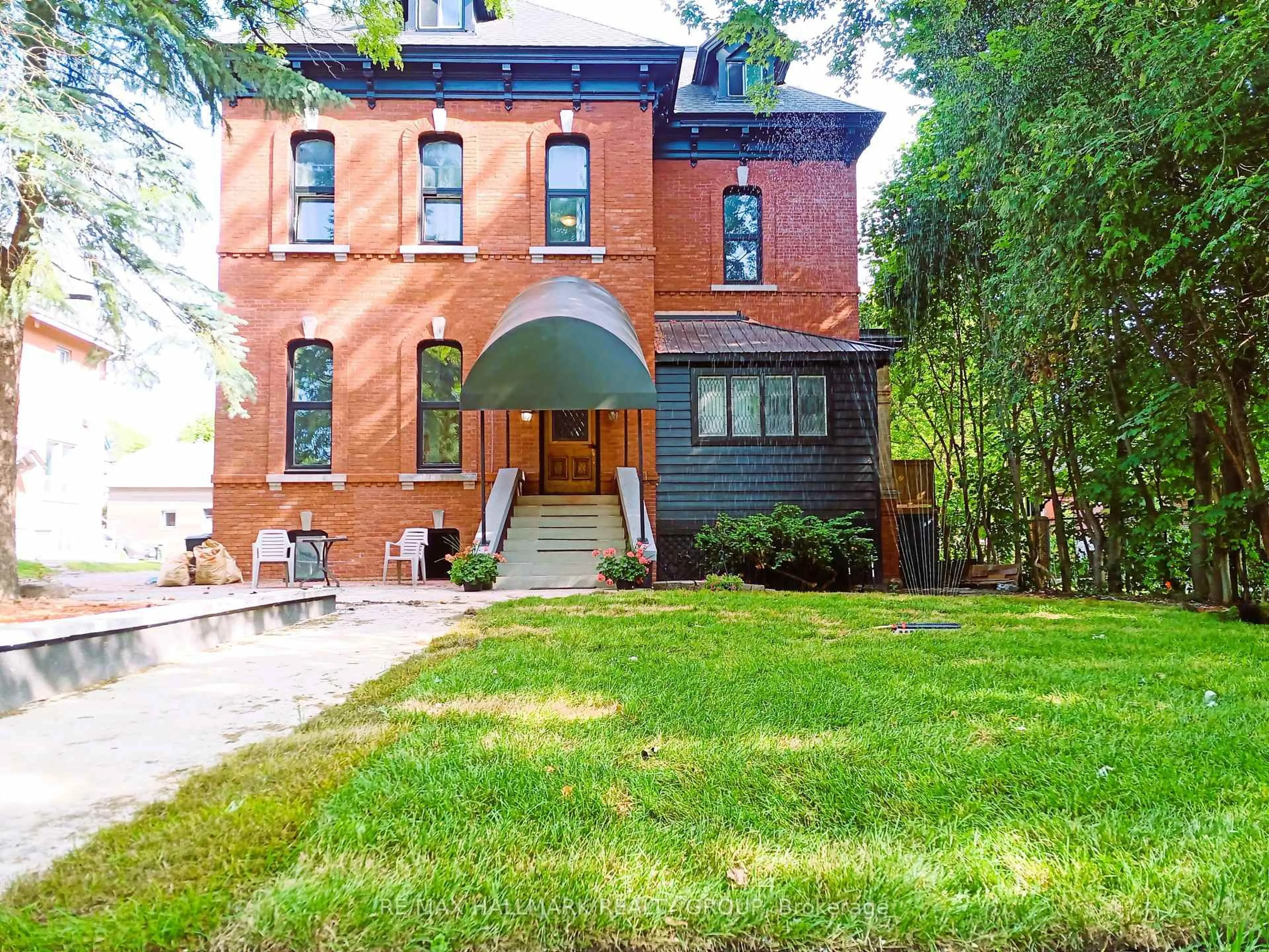 Home with brick exterior material, street for 460 Wilbrod St, Ottawa Ontario K1N 6M8