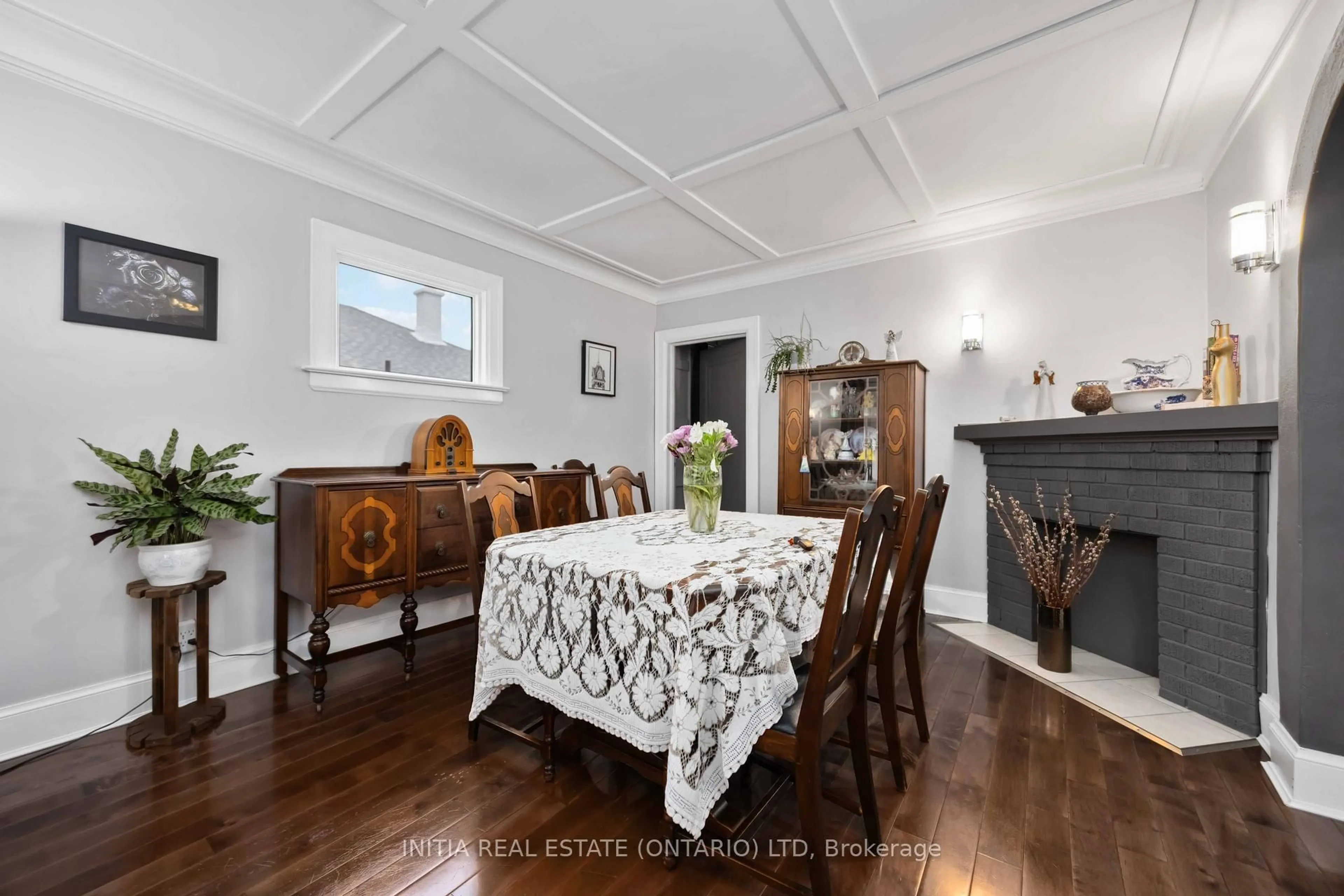 Dining room, wood/laminate floor for 356 Talfourd St, Sarnia Ontario N7T 1P9