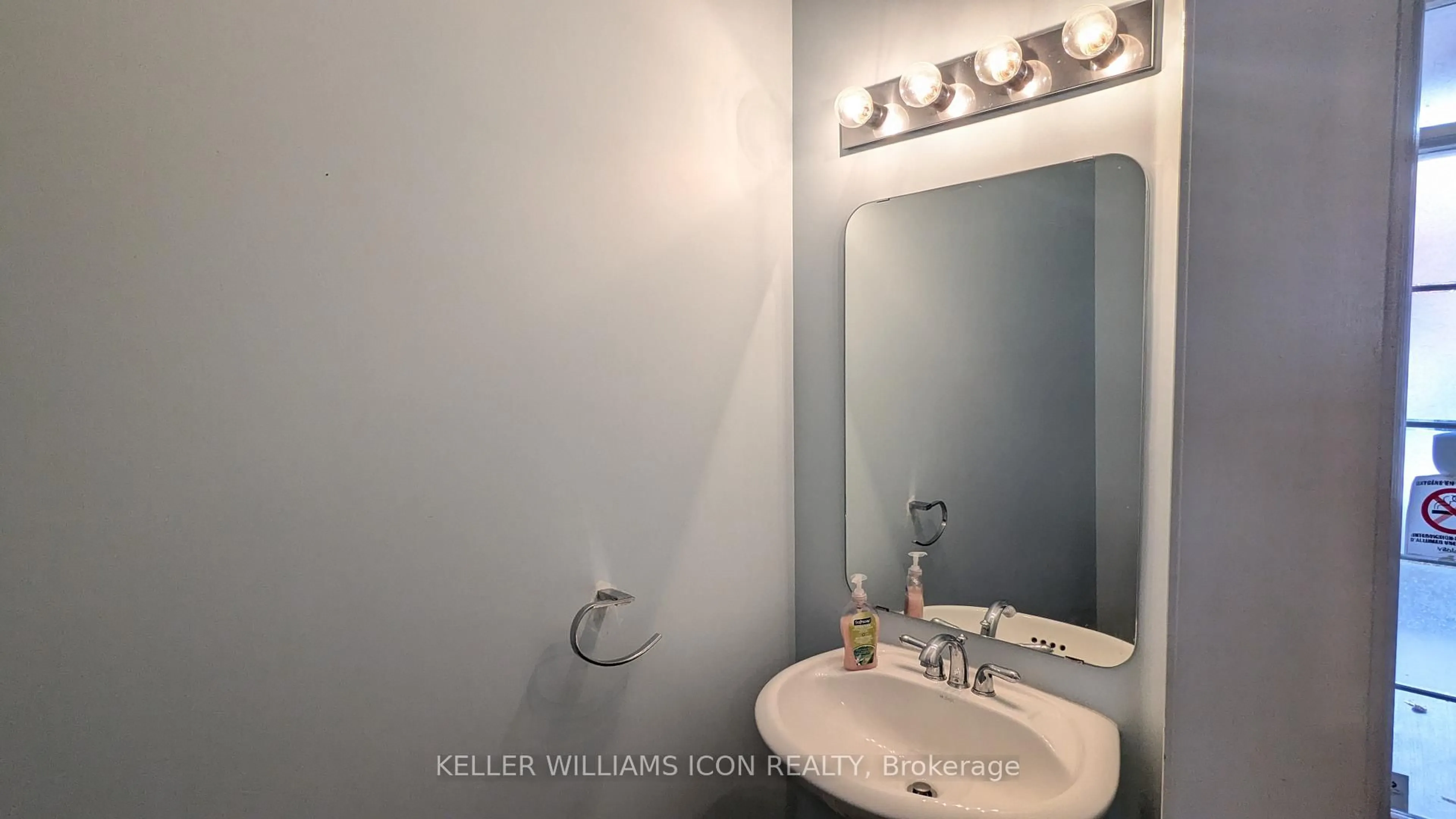 Standard bathroom, ceramic/tile floor for 564 Remnor Ave, Ottawa Ontario K2T 0A5