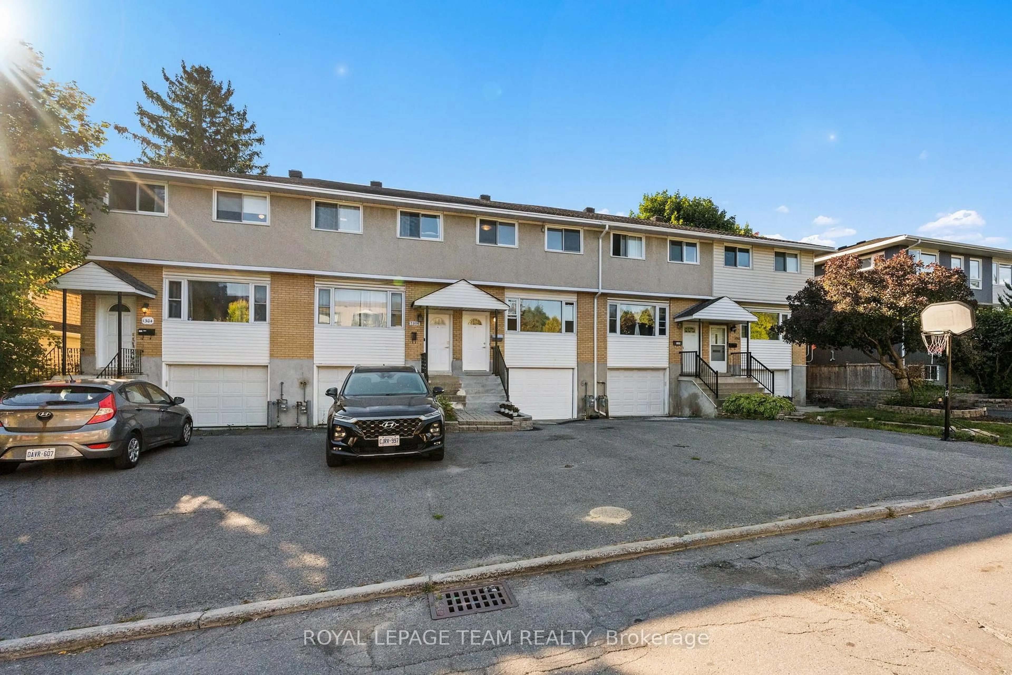 A pic from outside/outdoor area/front of a property/back of a property/a pic from drone, street for 1308 Summerville Ave, Ottawa Ontario K1Z 8G8