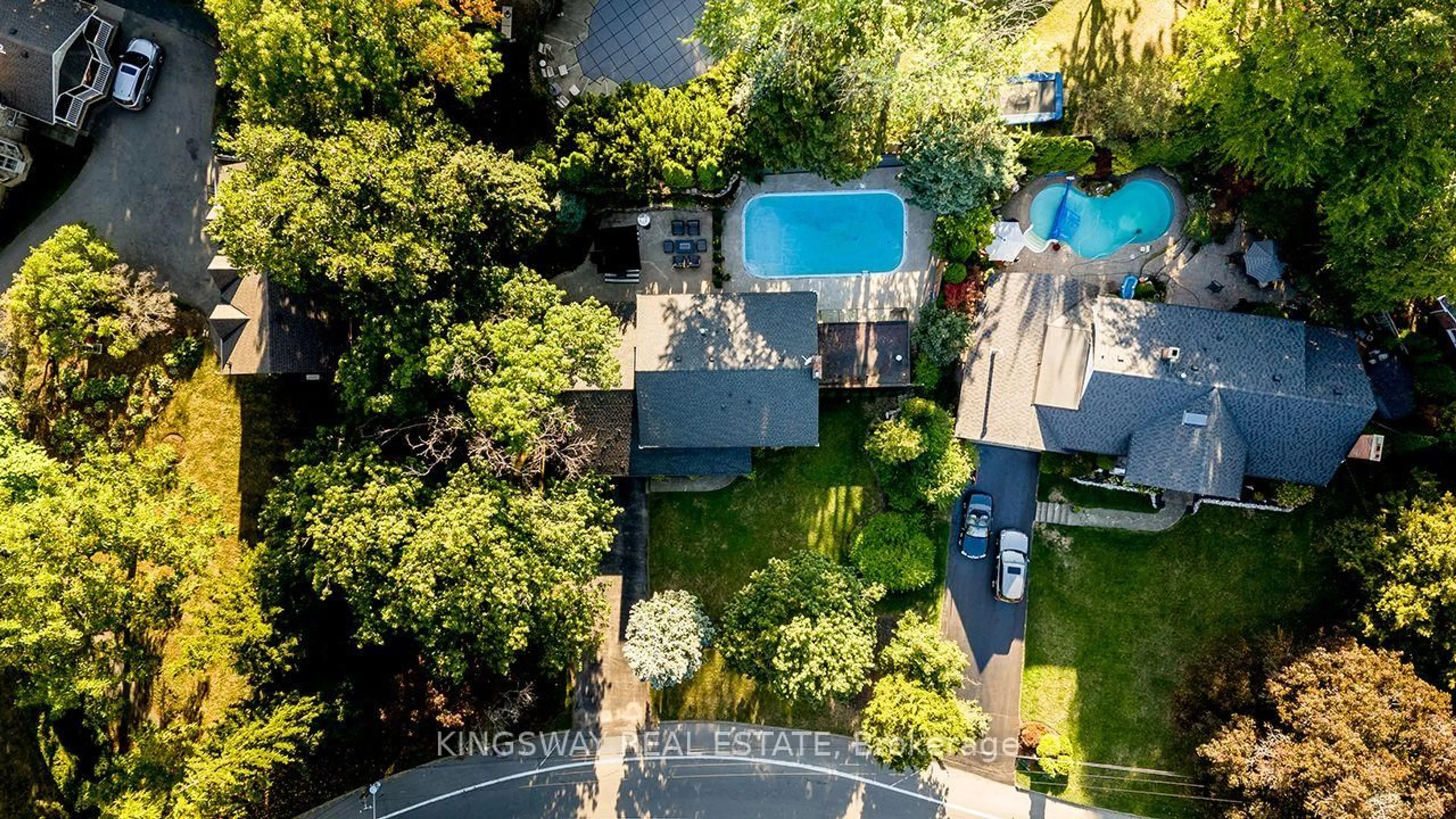 A pic from outside/outdoor area/front of a property/back of a property/a pic from drone, street for 471 Scenic Dr, Hamilton Ontario L9C 1G7