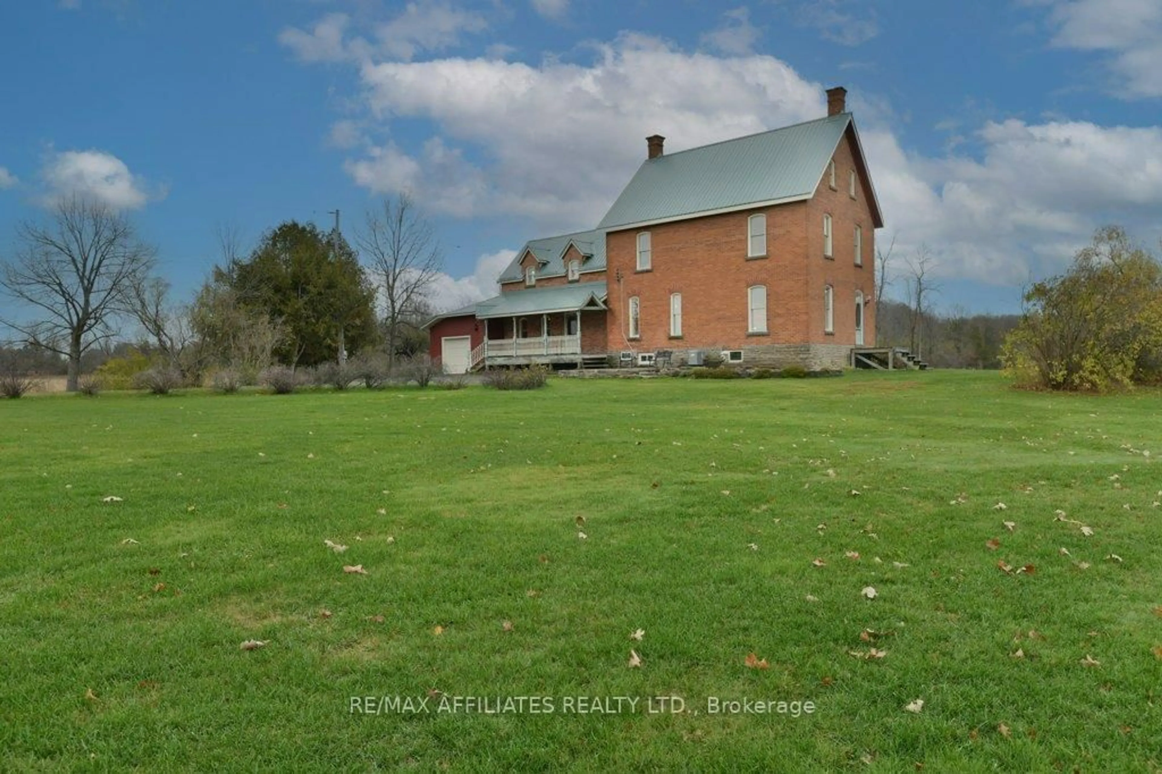 A pic from outside/outdoor area/front of a property/back of a property/a pic from drone, building for 507 Drummond Rd, Carleton Place Ontario K7C 3P1