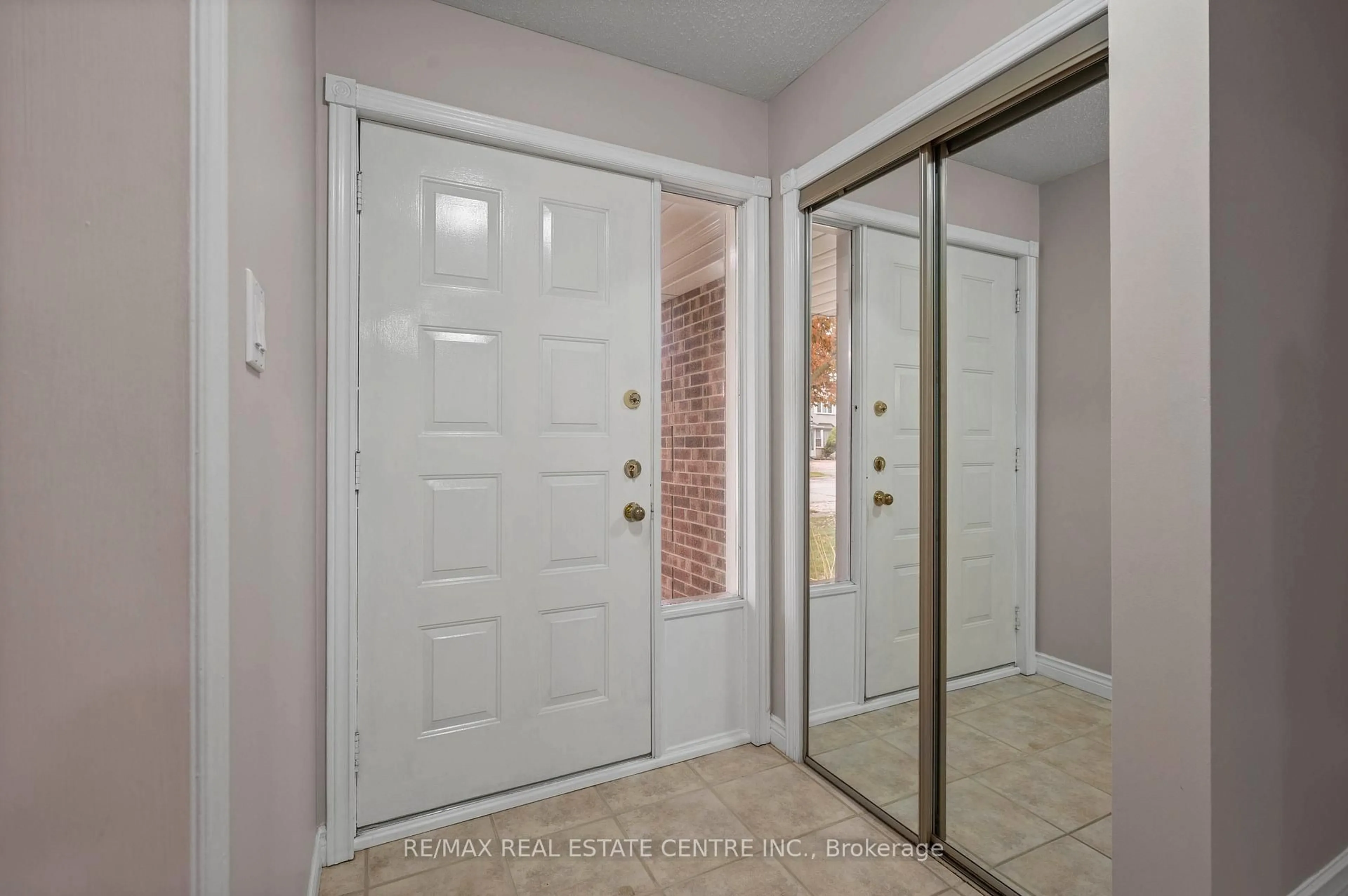 Indoor entryway for 43 Robson Ave, Cambridge Ontario N1T 1L2