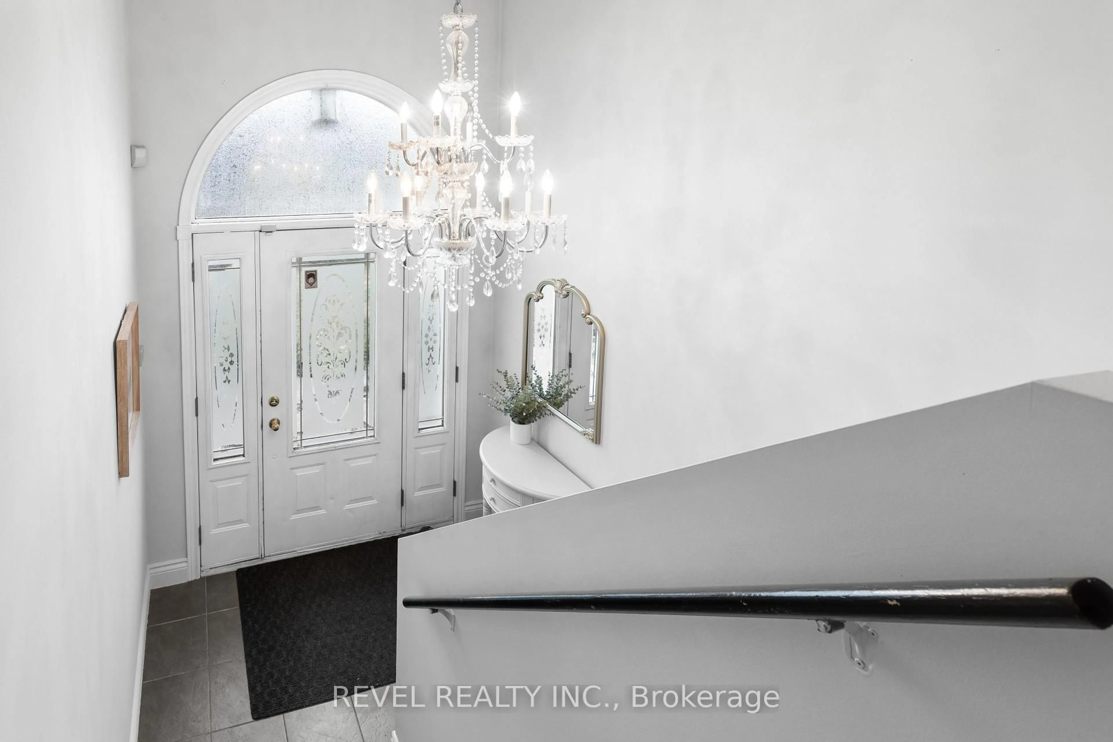 Indoor foyer for 1578 Sturgeon Rd, Kawartha Lakes Ontario K0M 1L0