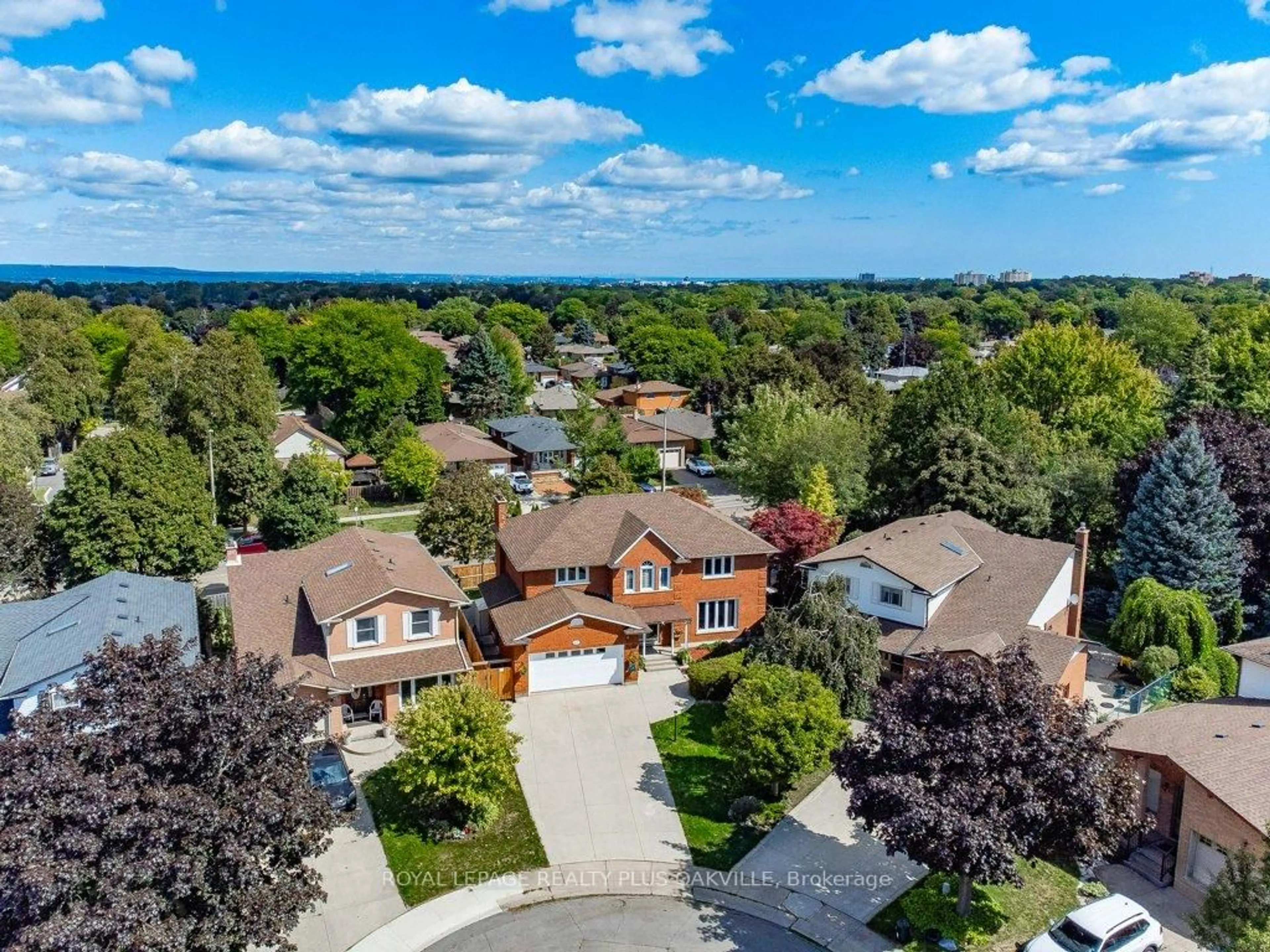 A pic from outside/outdoor area/front of a property/back of a property/a pic from drone, street for 67 Horizon Crt, Hamilton Ontario L9B 1W9