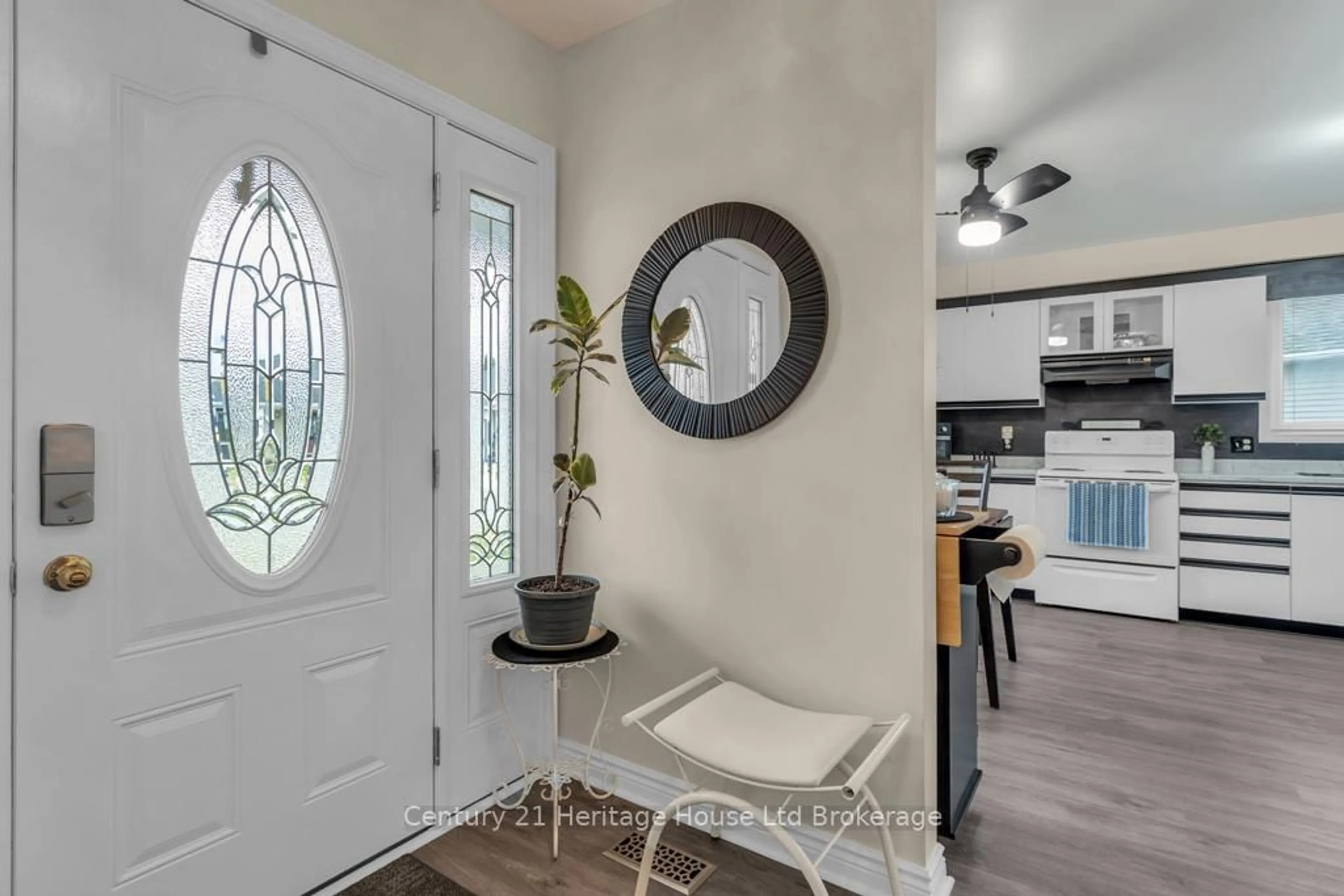 Indoor entryway for 5 Dereham Dr, Tillsonburg Ontario N4G 5L8