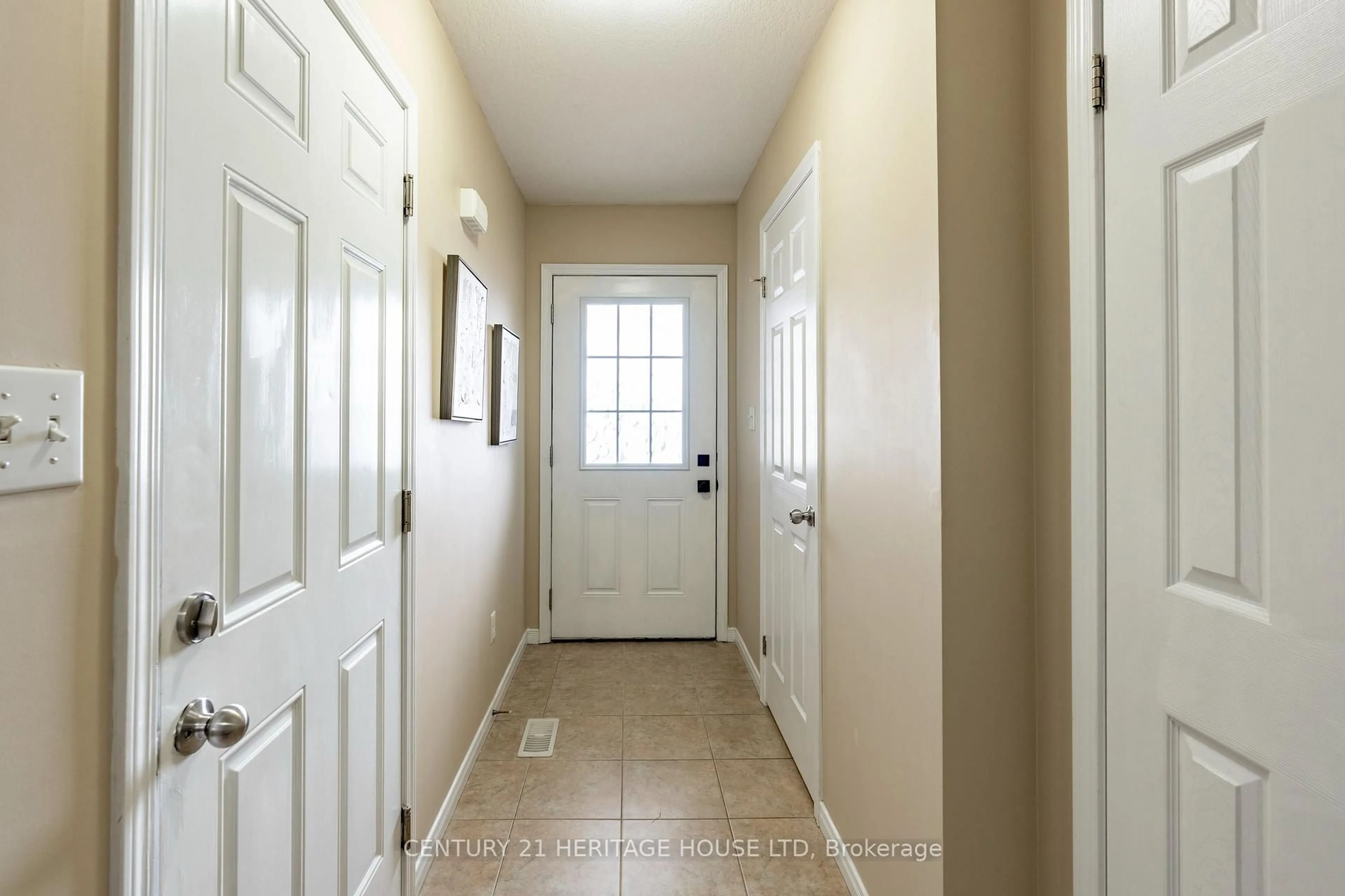 Indoor entryway for 177 Maitland St, Kitchener Ontario N2R 0C3