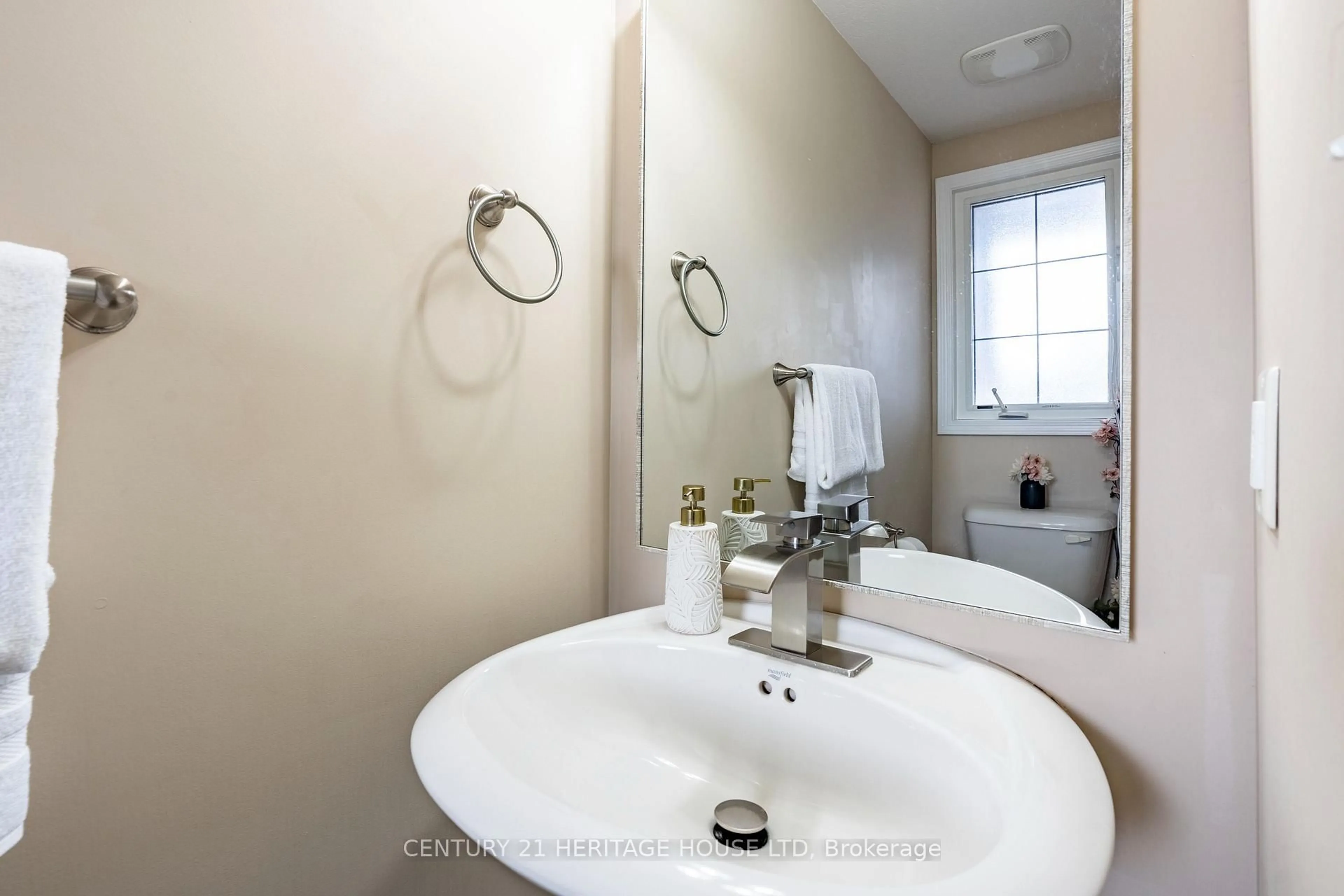 Standard bathroom, ceramic/tile floor for 177 Maitland St, Kitchener Ontario N2R 0C3