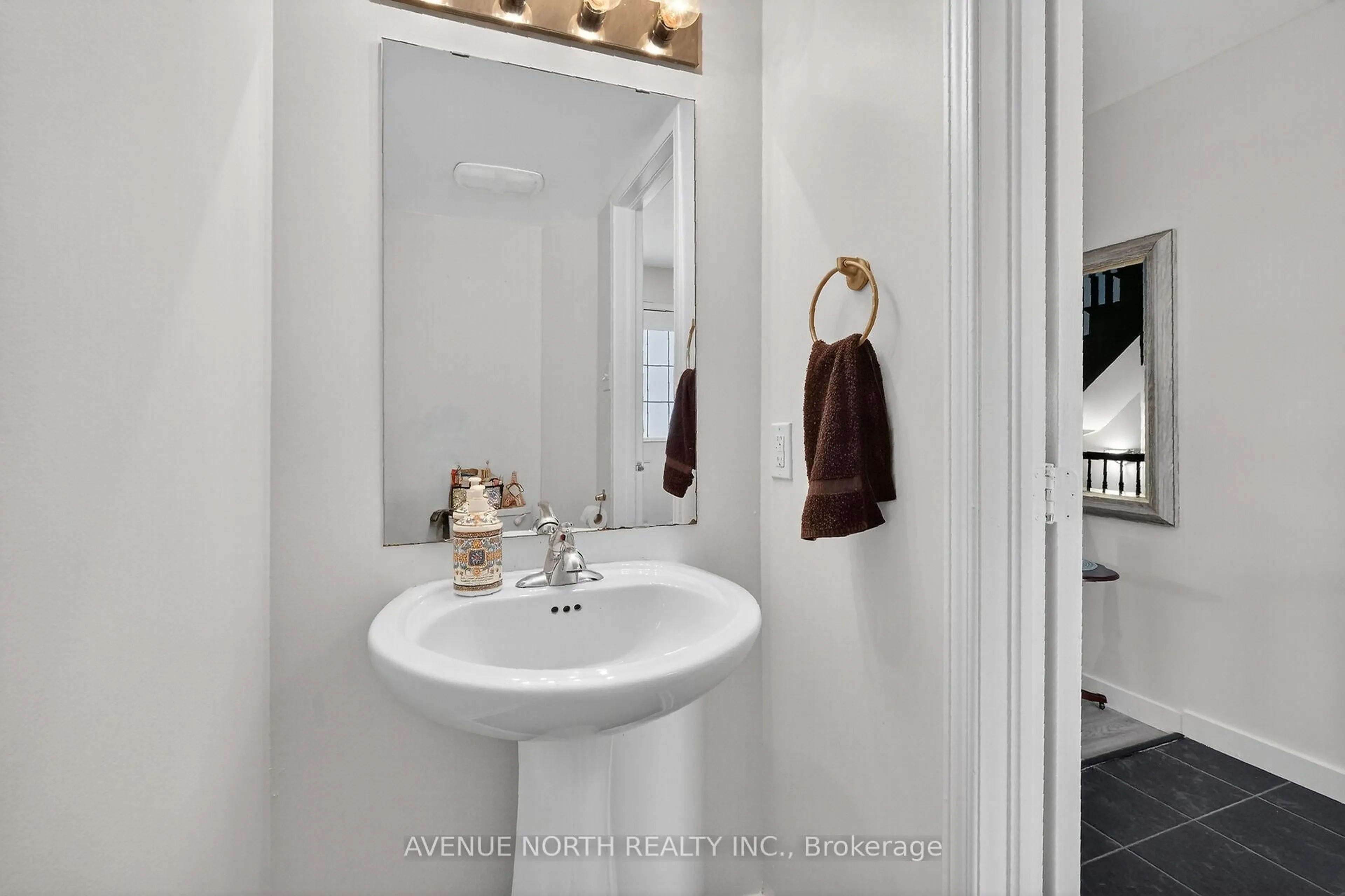 Standard bathroom, ceramic/tile floor for 208 Kingswell St, Ottawa Ontario K1T 0L1