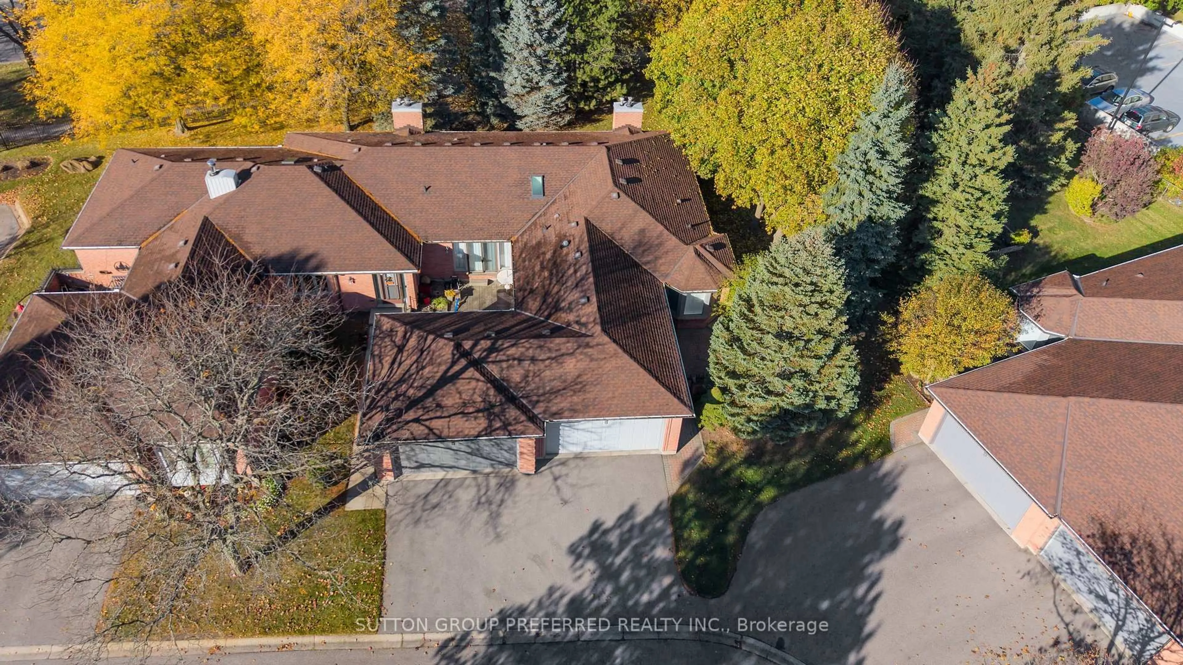 A pic from outside/outdoor area/front of a property/back of a property/a pic from drone, street for 65 Fiddlers Green Rd #19, London North Ontario N6H 4V5
