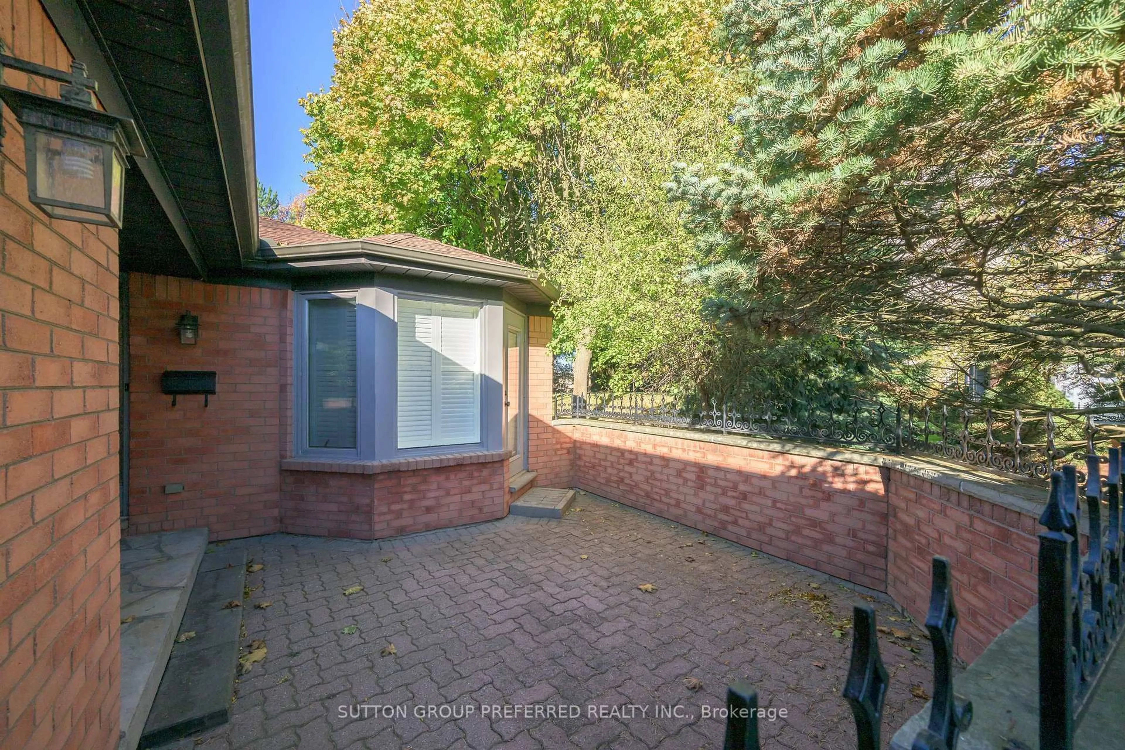 A pic from outside/outdoor area/front of a property/back of a property/a pic from drone, street for 65 Fiddlers Green Rd #19, London North Ontario N6H 4V5