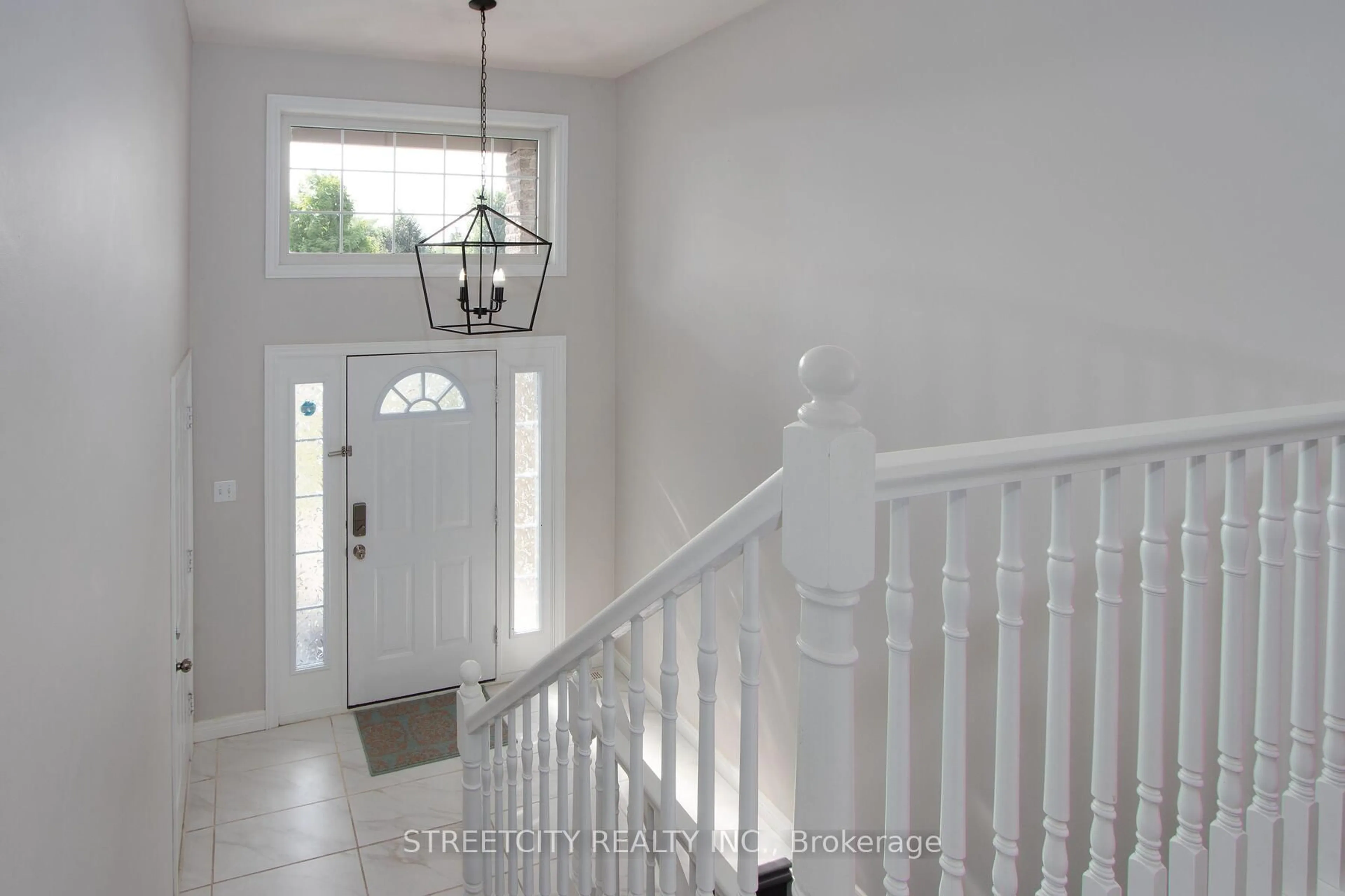 Indoor entryway for 1036 Marigold St, London North Ontario N5X 4N9