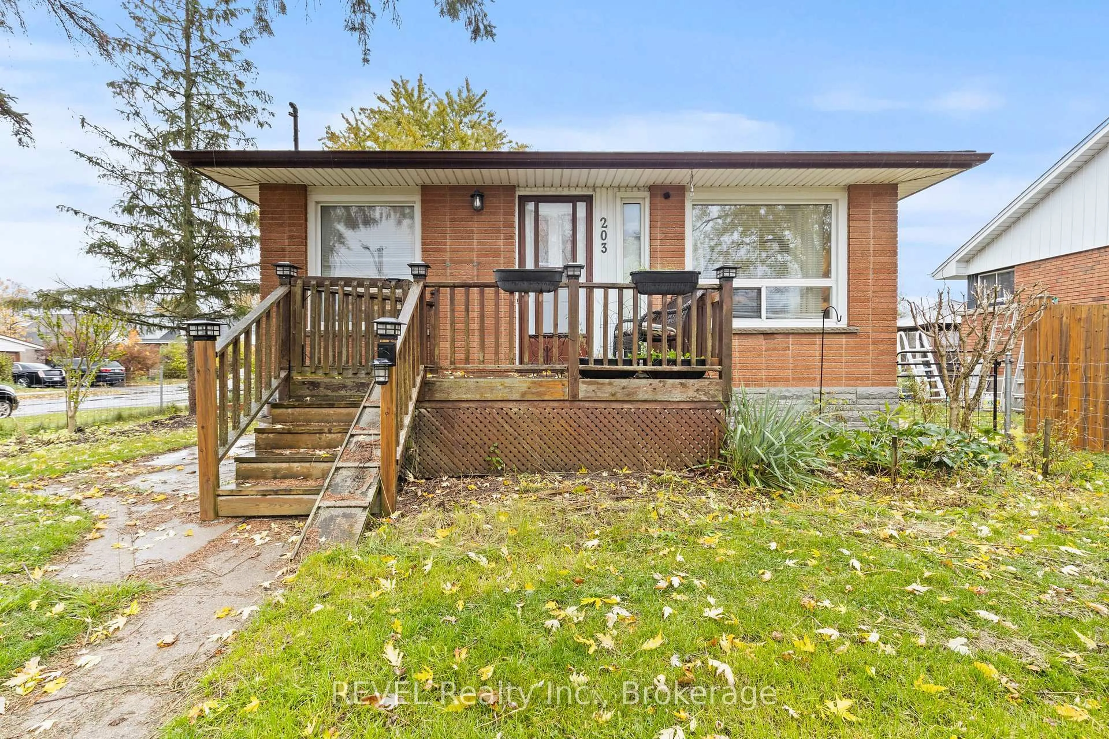 Home with brick exterior material, street for 203 Kilgour Ave, Welland Ontario L3C 2R1