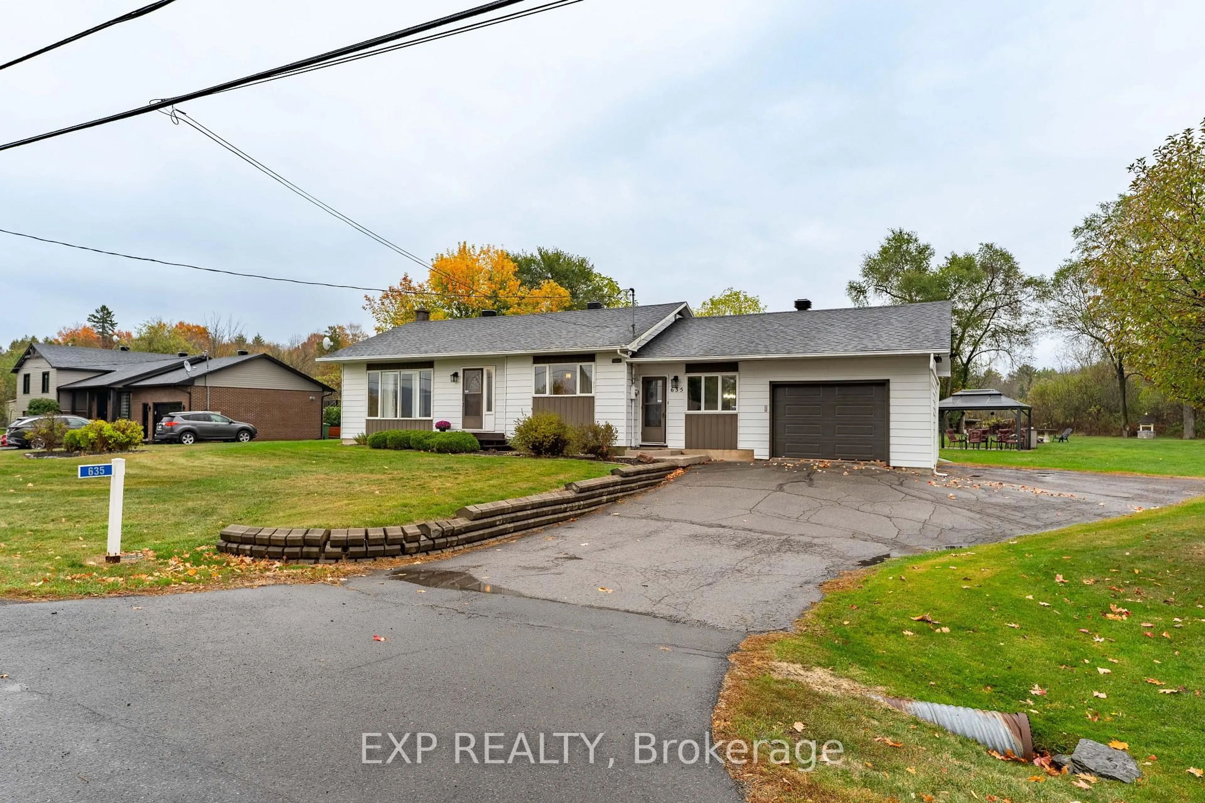 A pic from outside/outdoor area/front of a property/back of a property/a pic from drone, street for 635 FRONT Rd, Champlain Ontario K0B 1K0