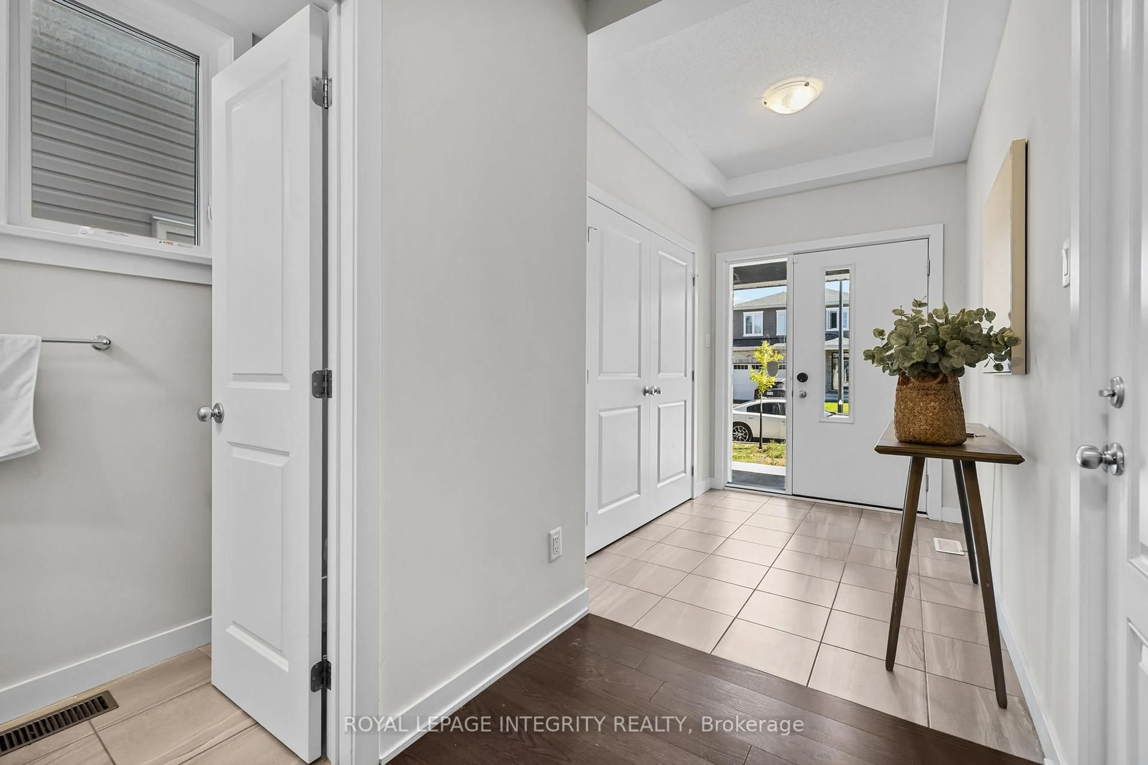 Indoor entryway for 893 Sendero Way, Stittsville Ontario K2S 2W8