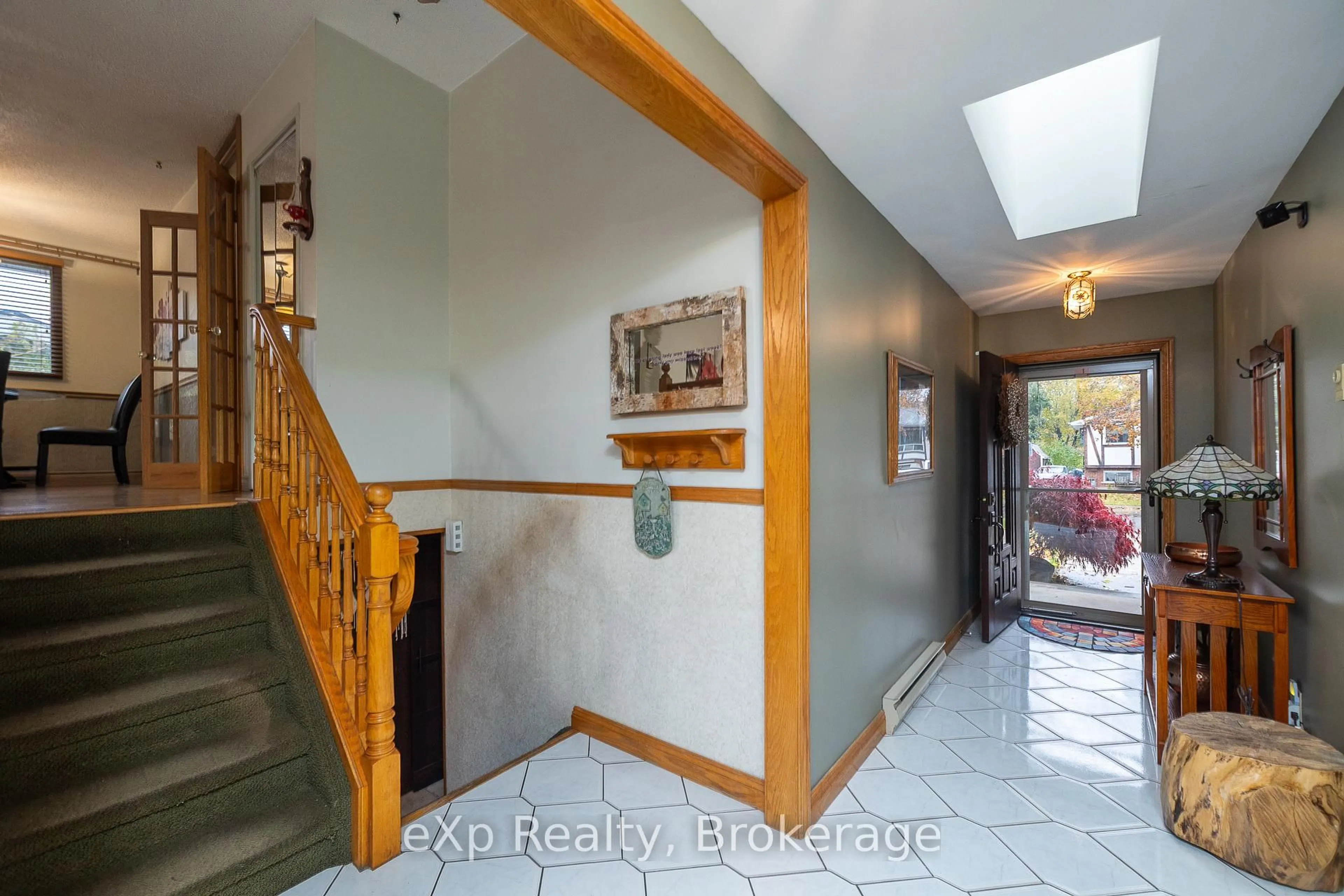 Indoor foyer for 210 5th A Ave, Owen Sound Ontario N4K 6G8