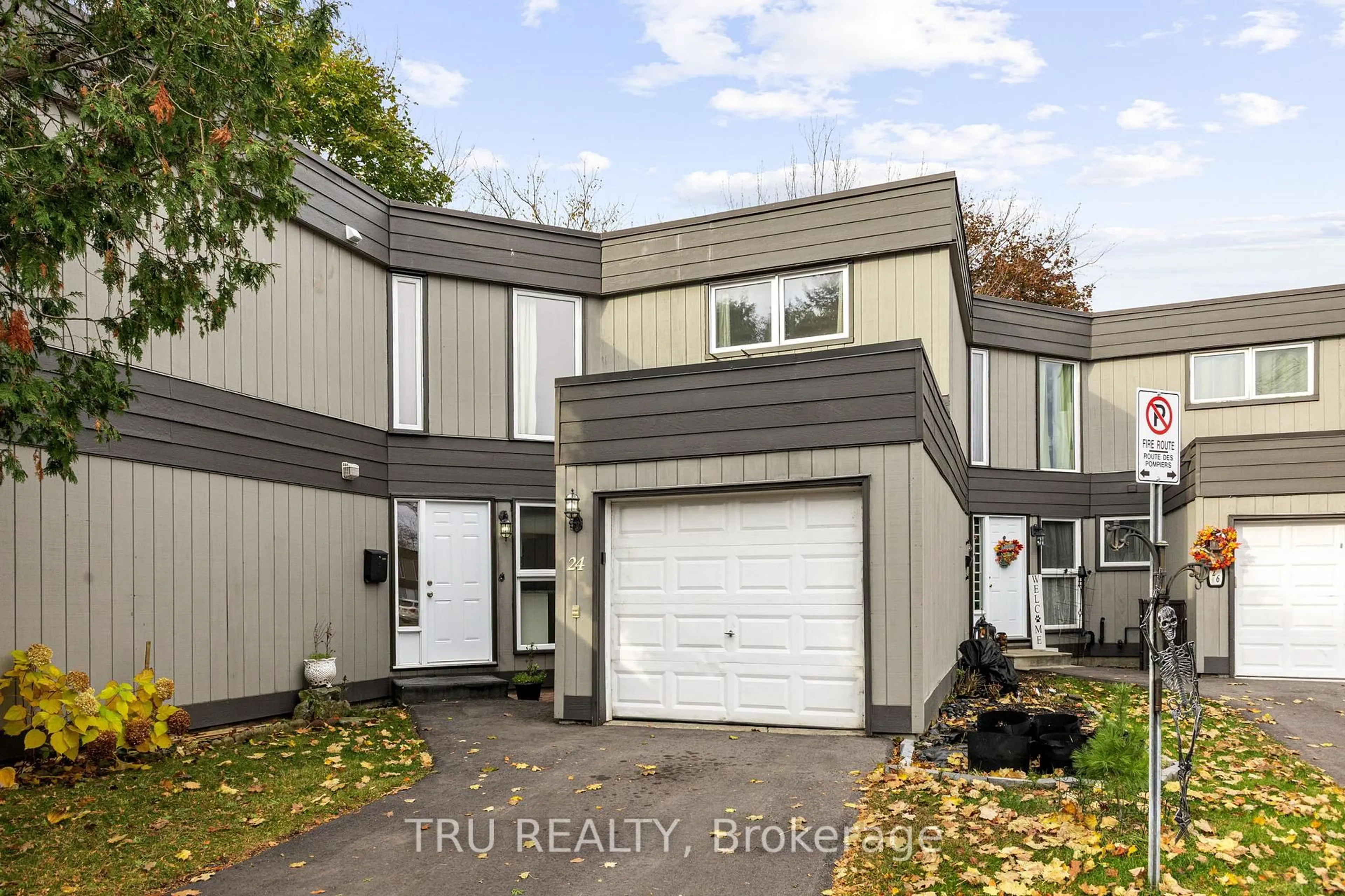 Home with vinyl exterior material, street for 24 Compata Way #37, Gloucester Ontario K1B 4W9