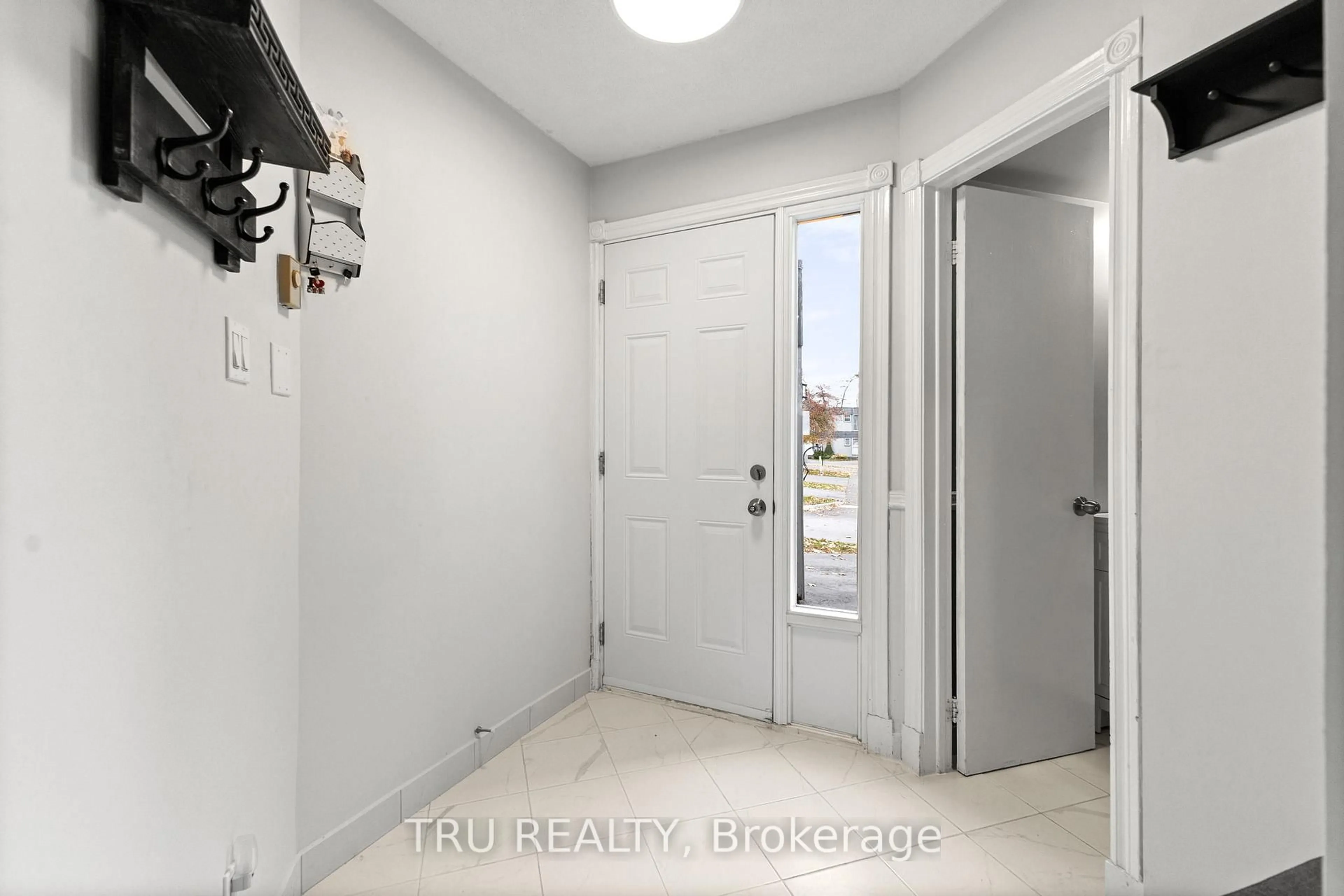 Indoor entryway for 24 Compata Way #37, Gloucester Ontario K1B 4W9