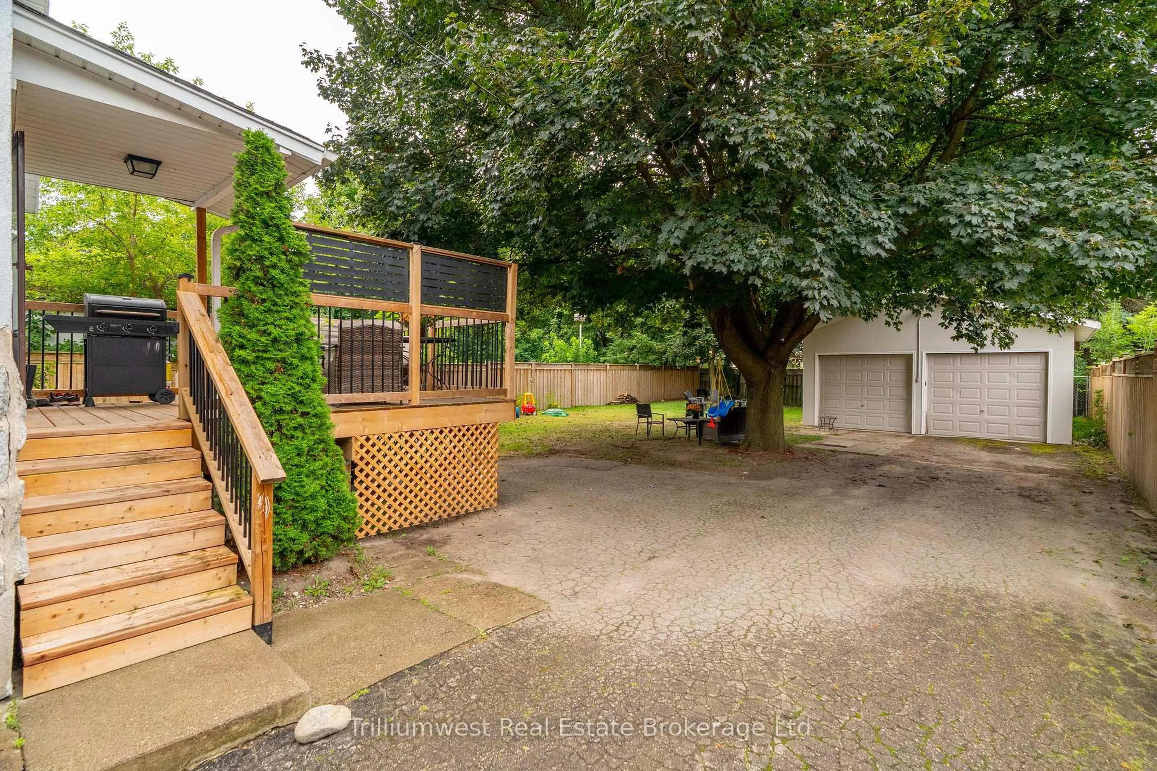 A pic from outside/outdoor area/front of a property/back of a property/a pic from drone, street for 194 Dundas St, Cambridge Ontario N1R 5P4