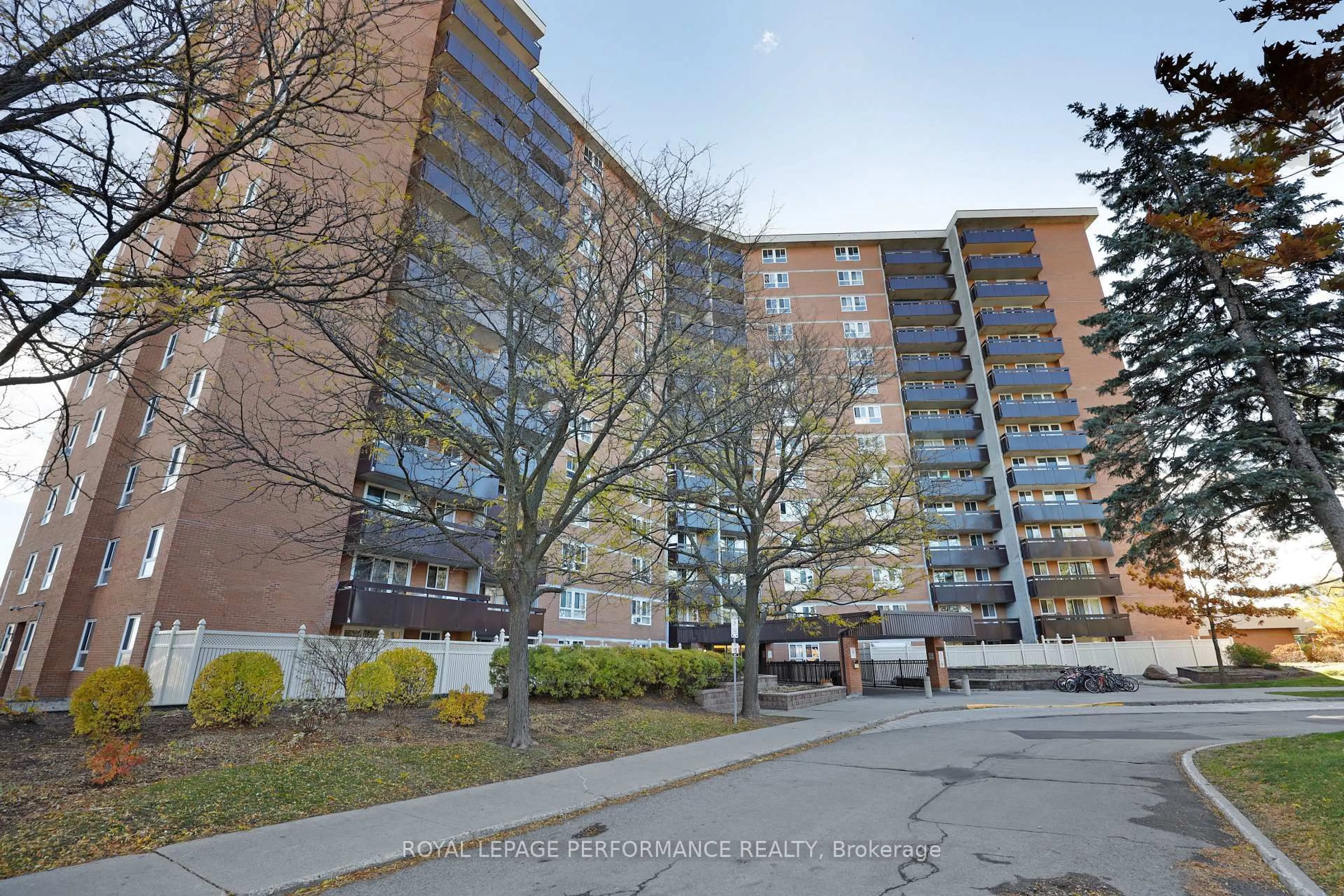 A pic from outside/outdoor area/front of a property/back of a property/a pic from drone, street for 2020 JASMINE Cres #810, Ottawa Ontario K1J 8K5