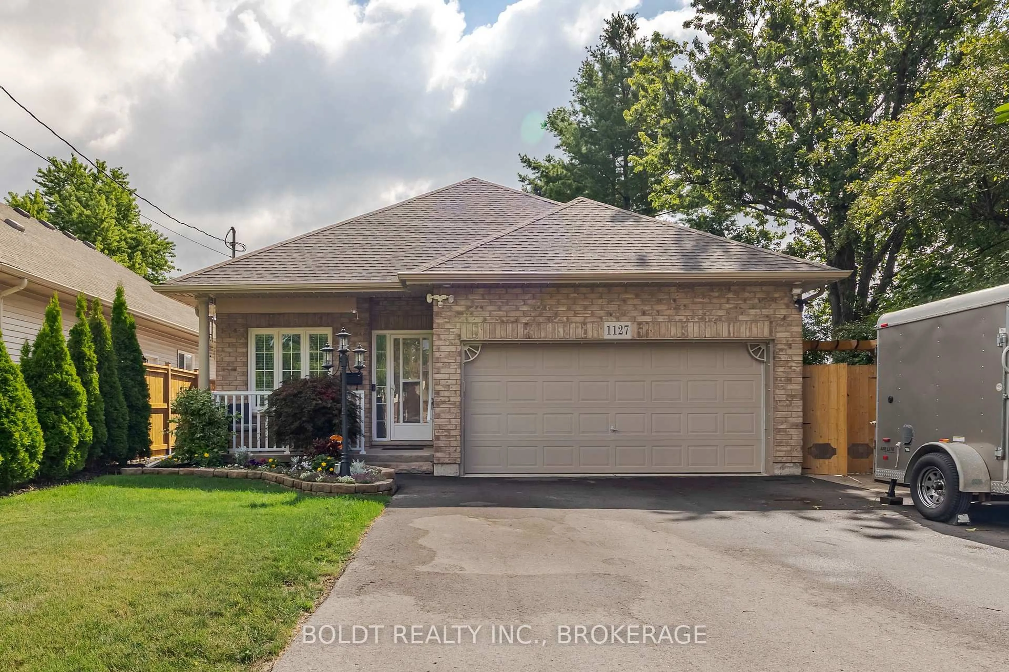 Home with brick exterior material, street for 1127 Pelham St, Pelham Ontario L3C 3E4