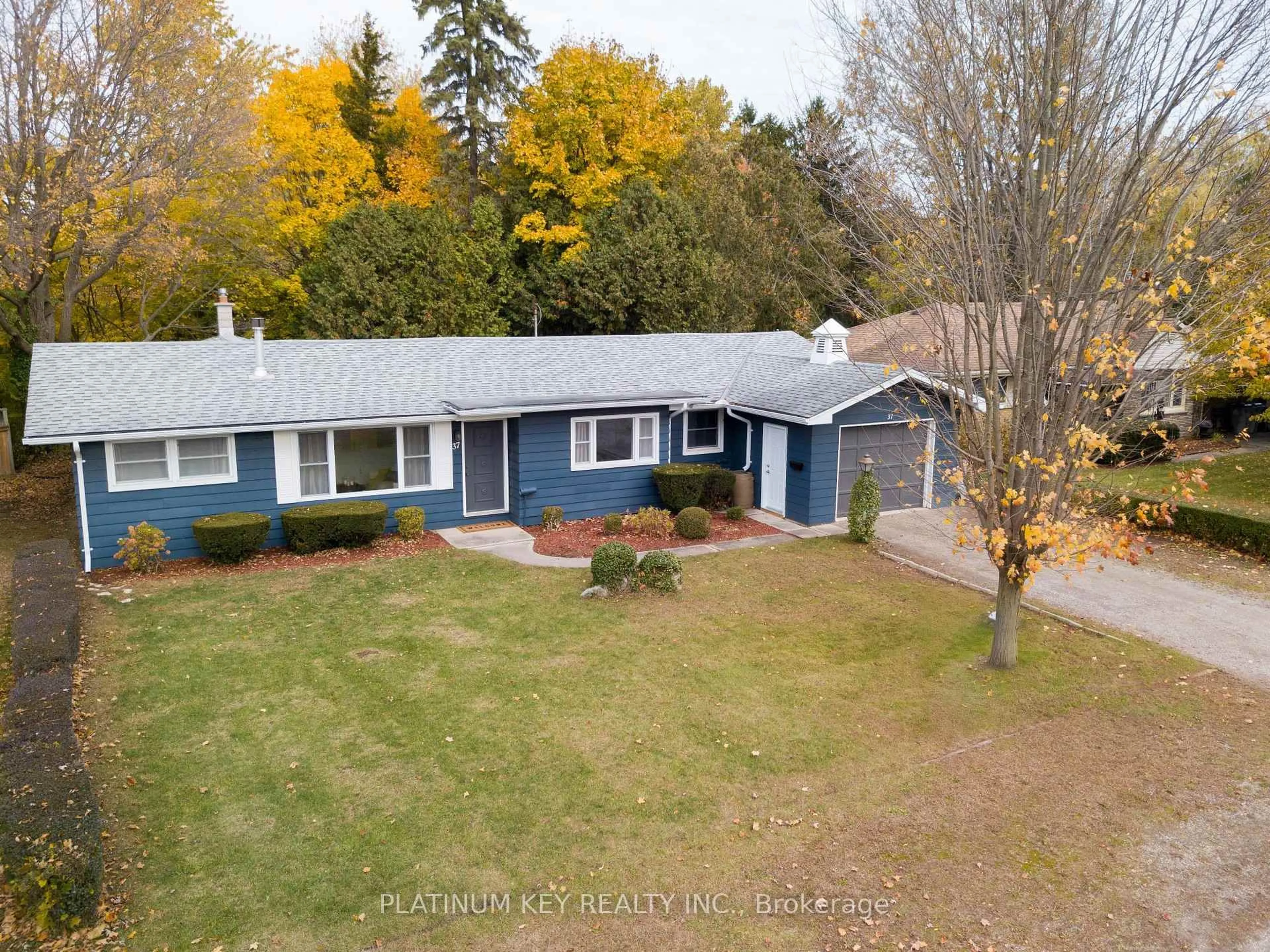 A pic from outside/outdoor area/front of a property/back of a property/a pic from drone, street for 37 ARNELLA Cres, Strathroy-Caradoc Ontario N7G 2C4
