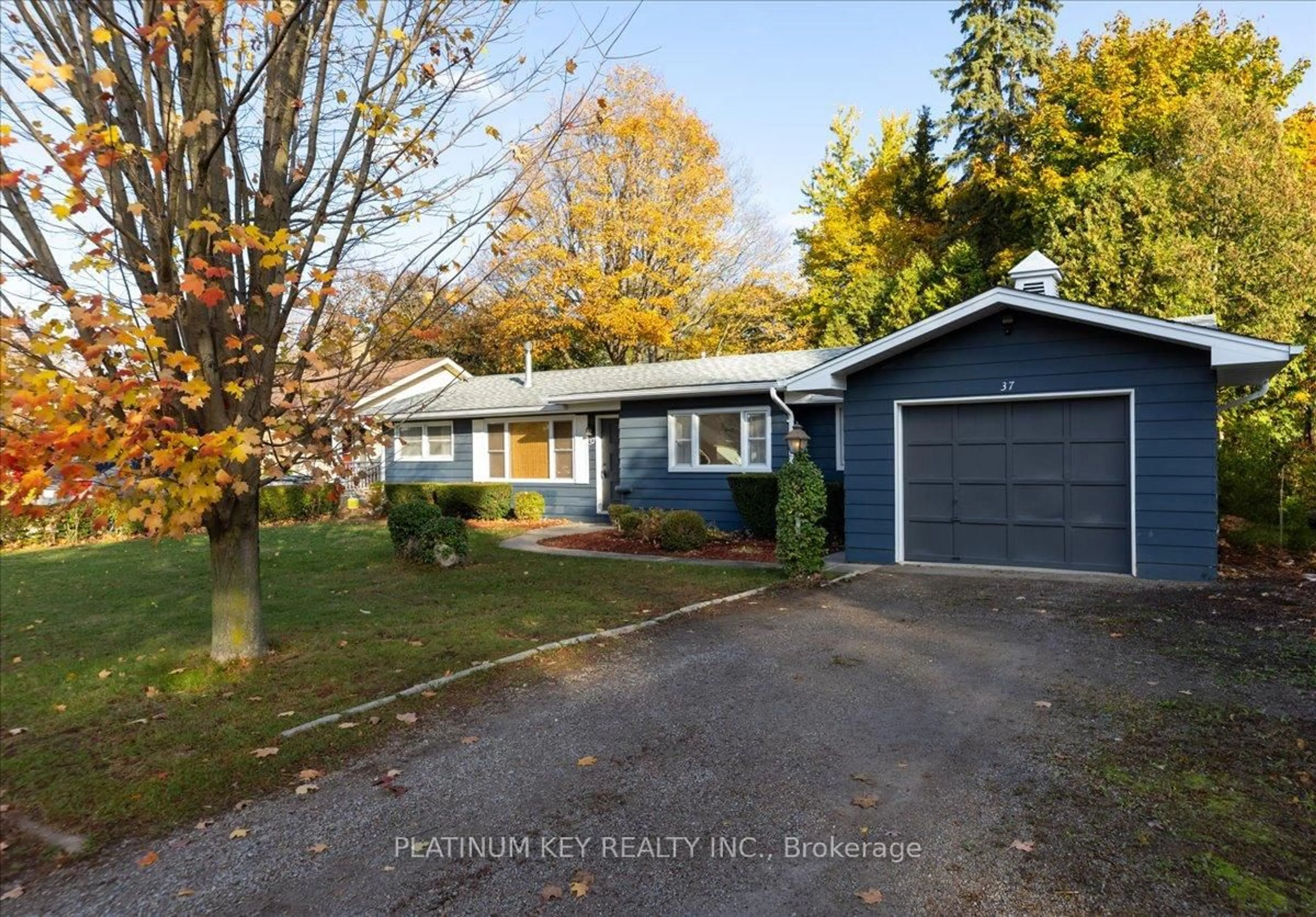 A pic from outside/outdoor area/front of a property/back of a property/a pic from drone, street for 37 ARNELLA Cres, Strathroy-Caradoc Ontario N7G 2C4