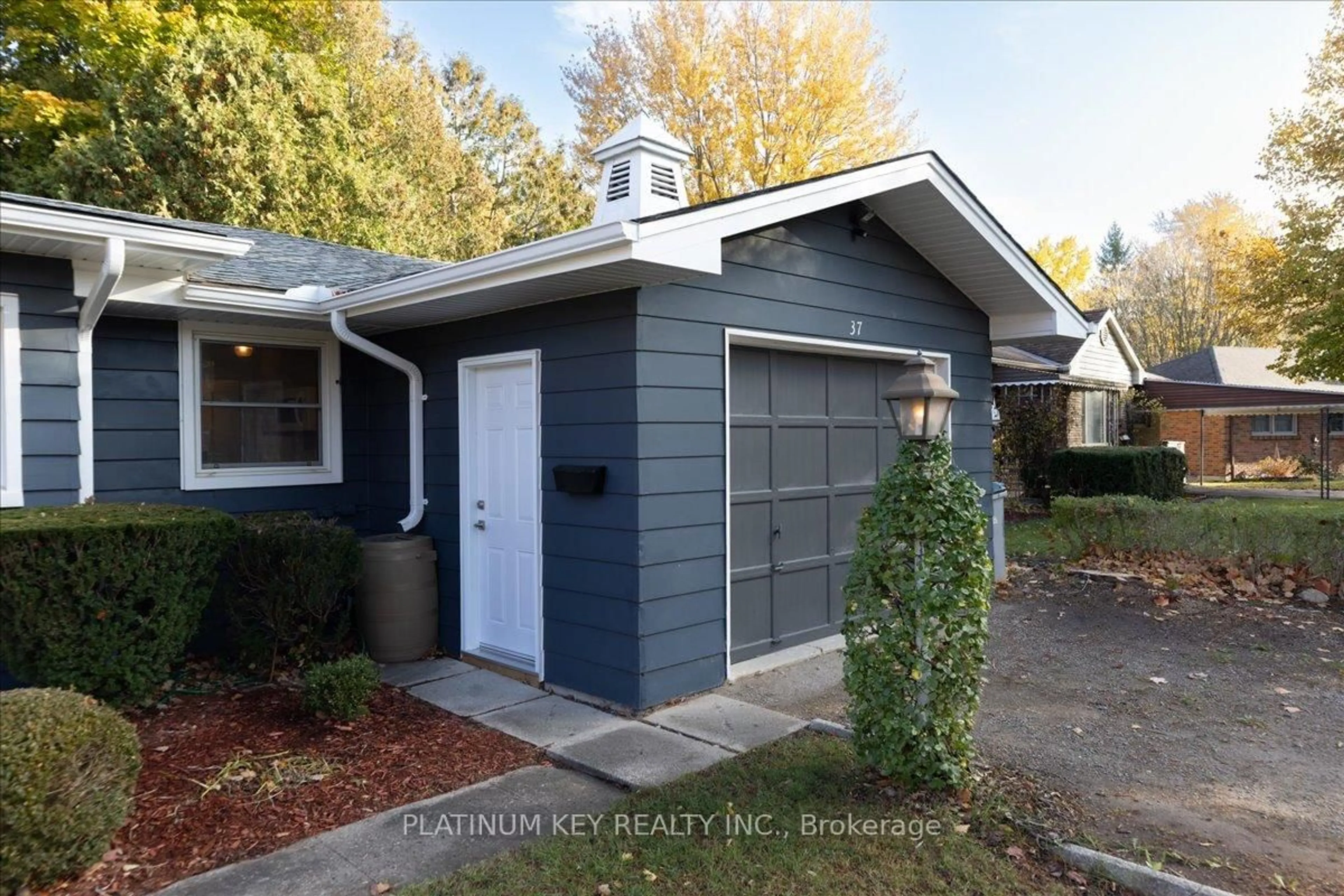 Home with vinyl exterior material, street for 37 ARNELLA Cres, Strathroy-Caradoc Ontario N7G 2C4