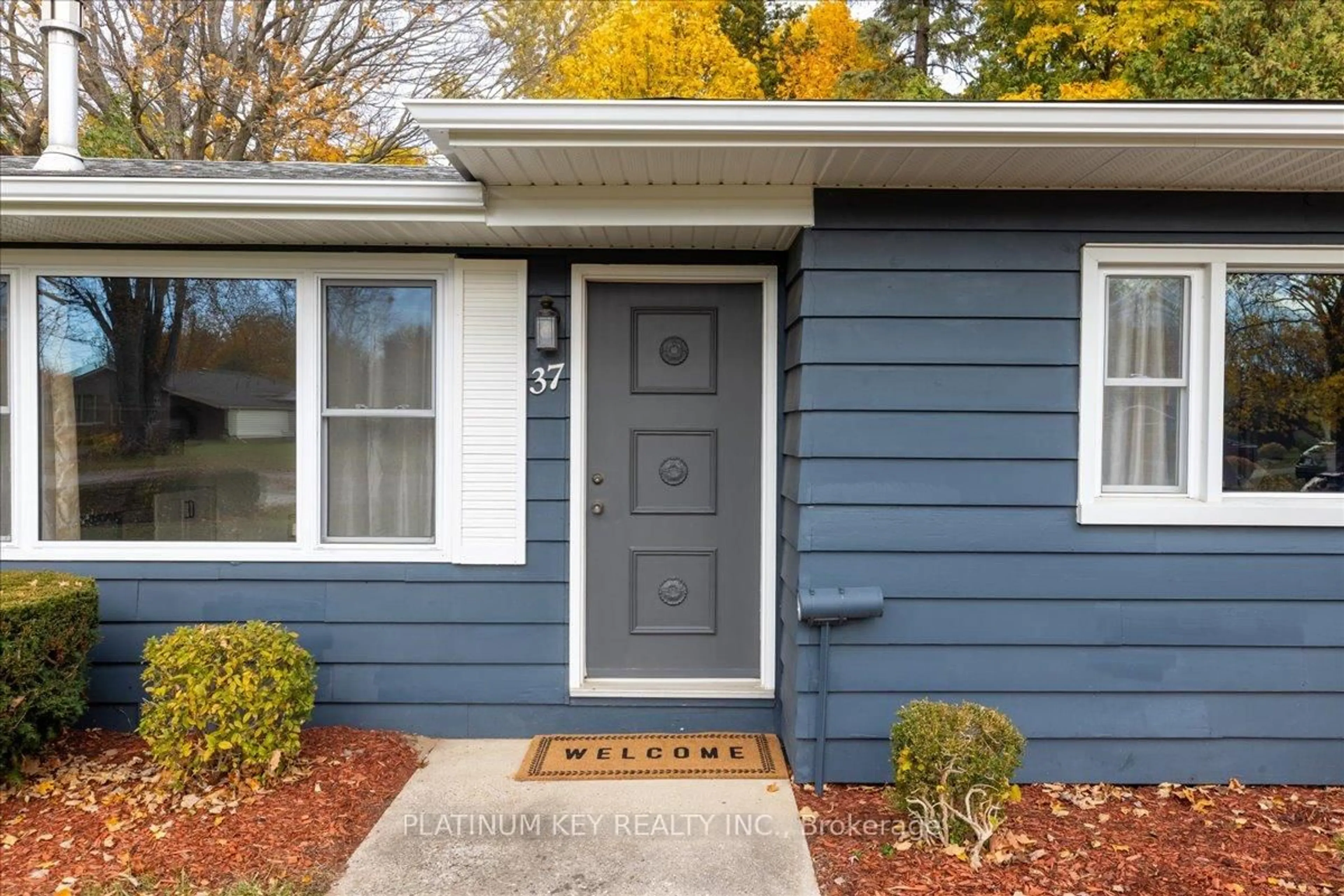 Home with vinyl exterior material, street for 37 ARNELLA Cres, Strathroy-Caradoc Ontario N7G 2C4