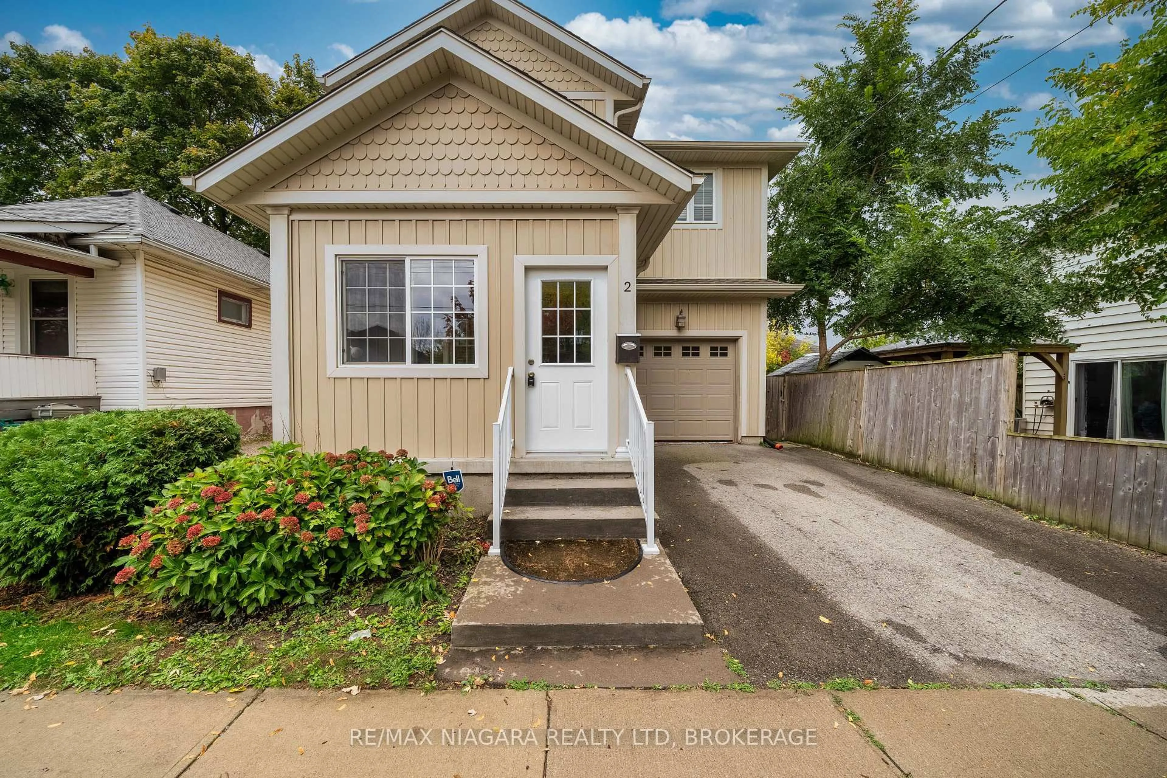 Home with vinyl exterior material, street for 2 MARREN St, St. Catharines Ontario L2P 2J6