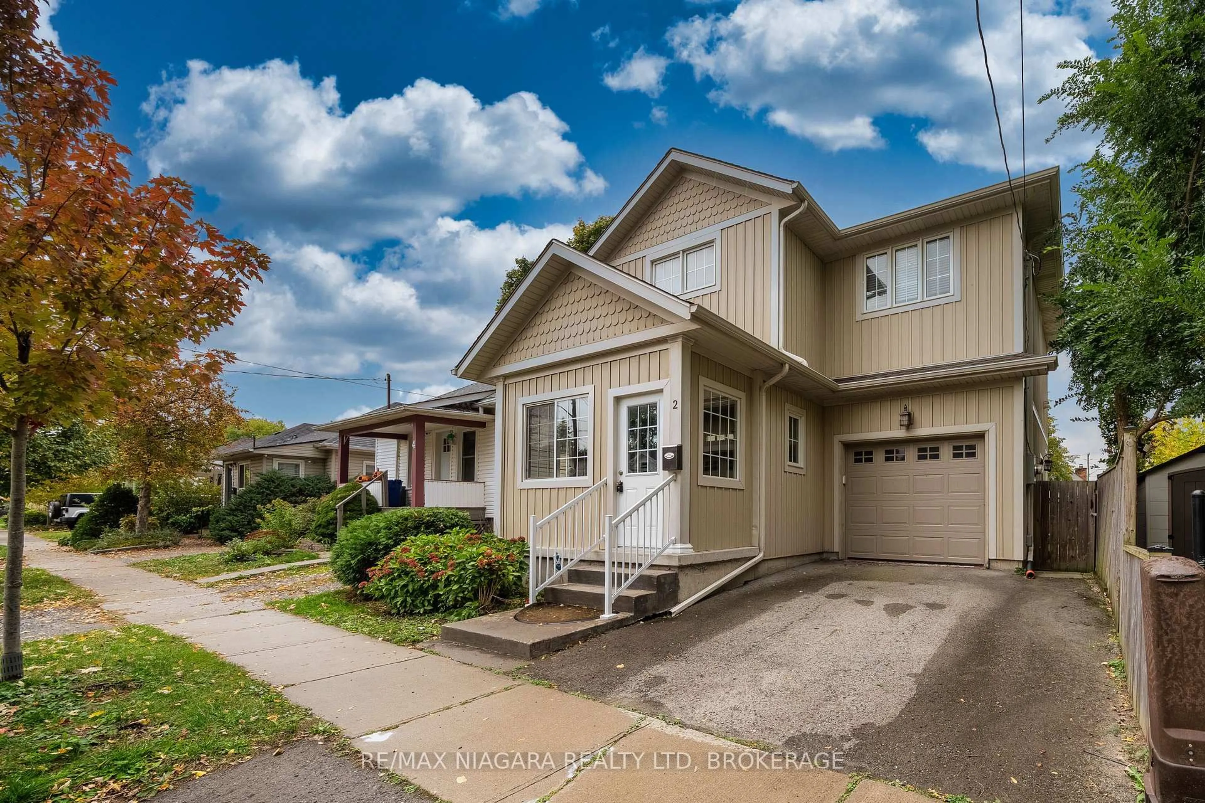 Home with vinyl exterior material, street for 2 MARREN St, St. Catharines Ontario L2P 2J6