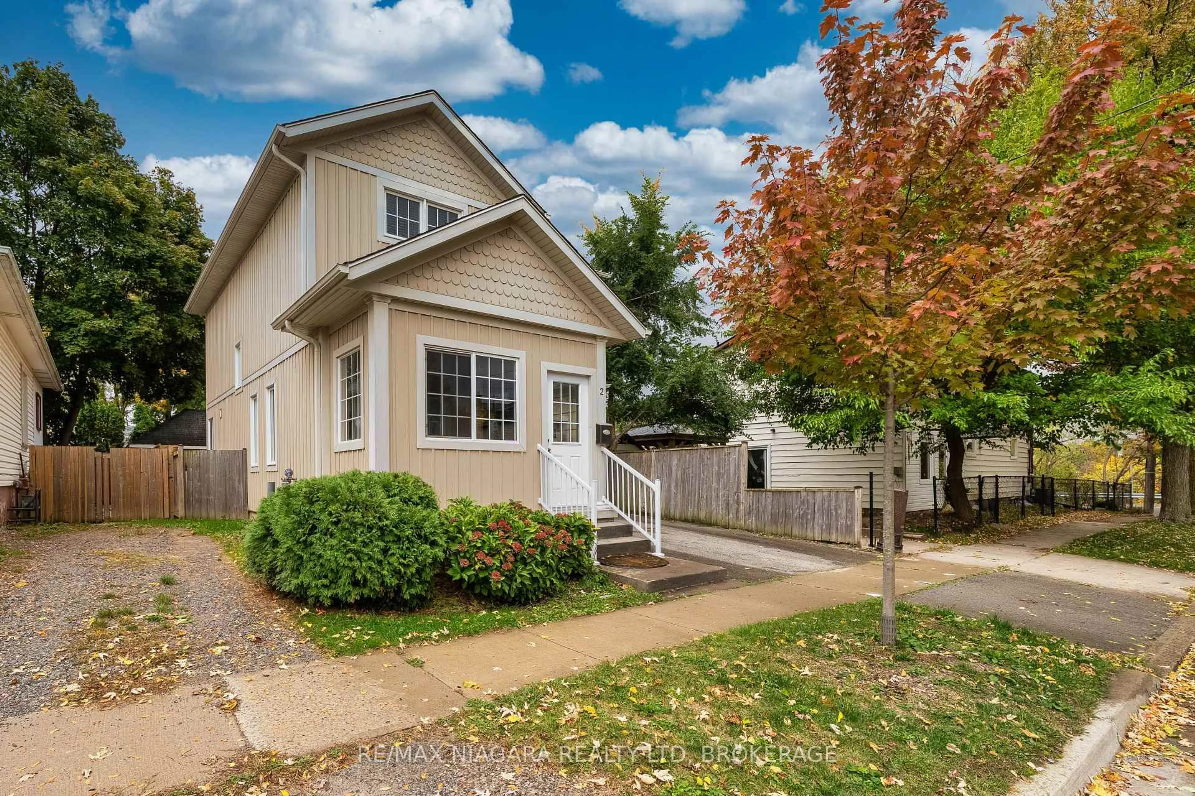 Home with vinyl exterior material, street for 2 MARREN St, St. Catharines Ontario L2P 2J6