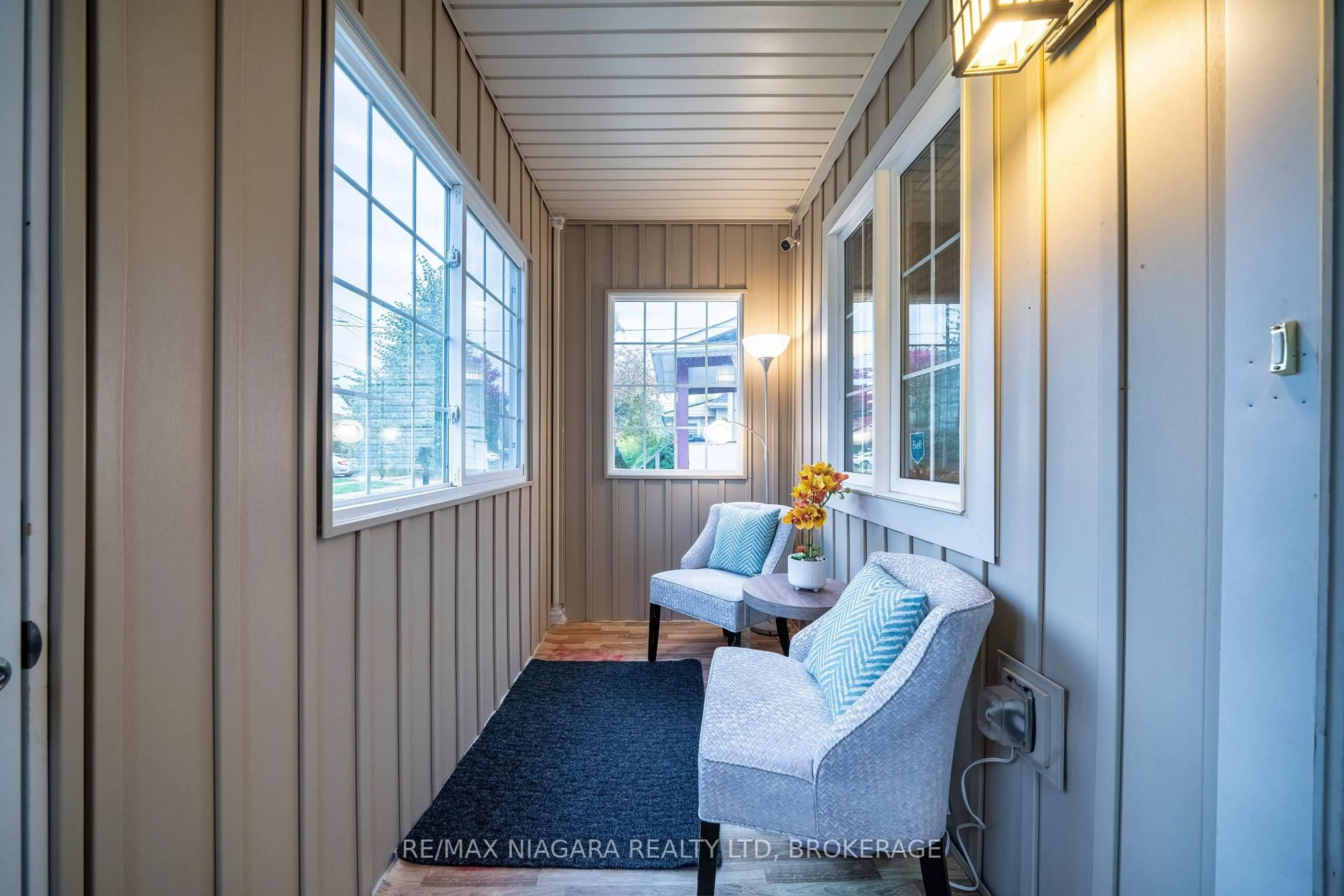 Indoor entryway for 2 MARREN St, St. Catharines Ontario L2P 2J6