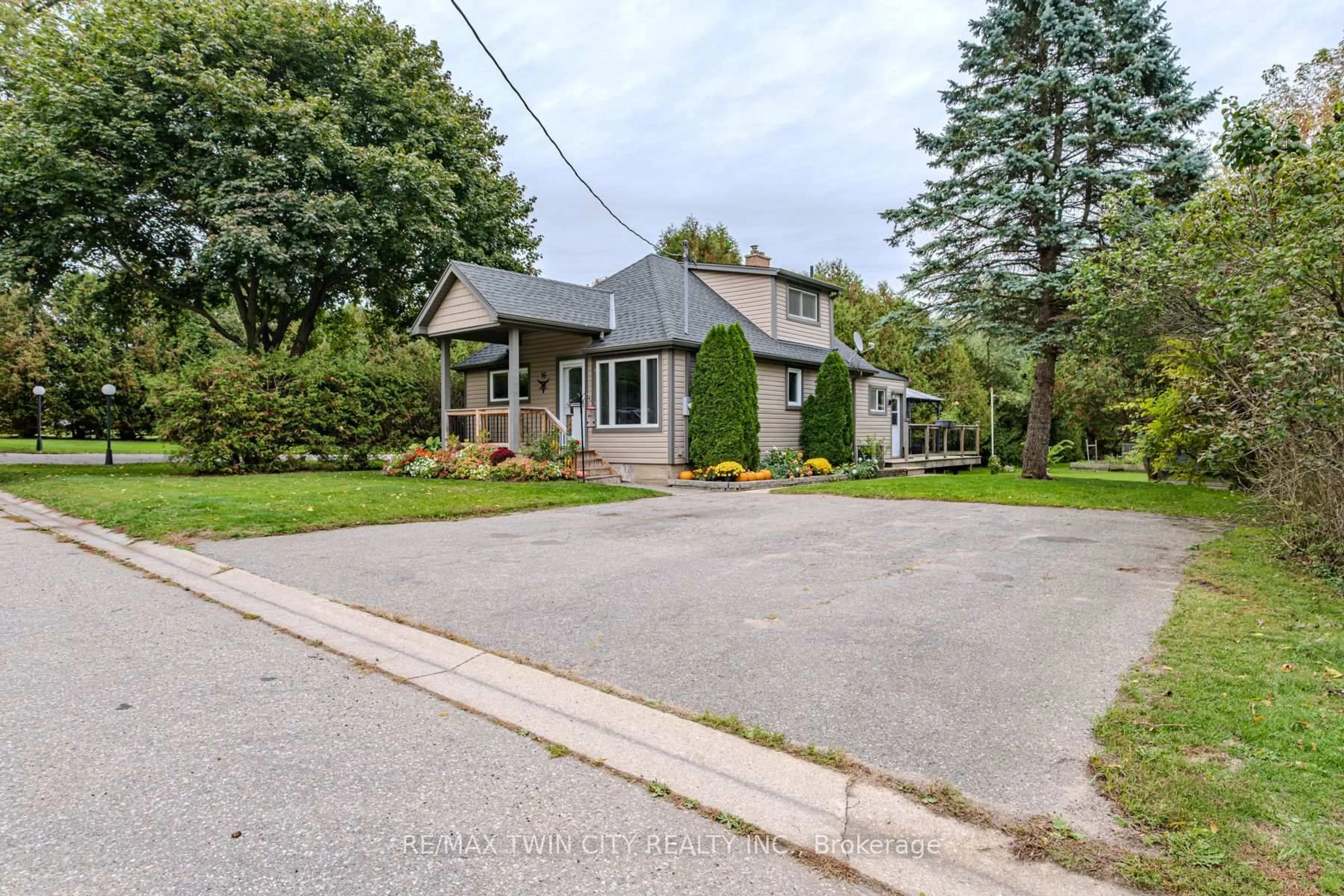 A pic from outside/outdoor area/front of a property/back of a property/a pic from drone, street for 16 FIRST St, Brant Ontario N0E 1K0