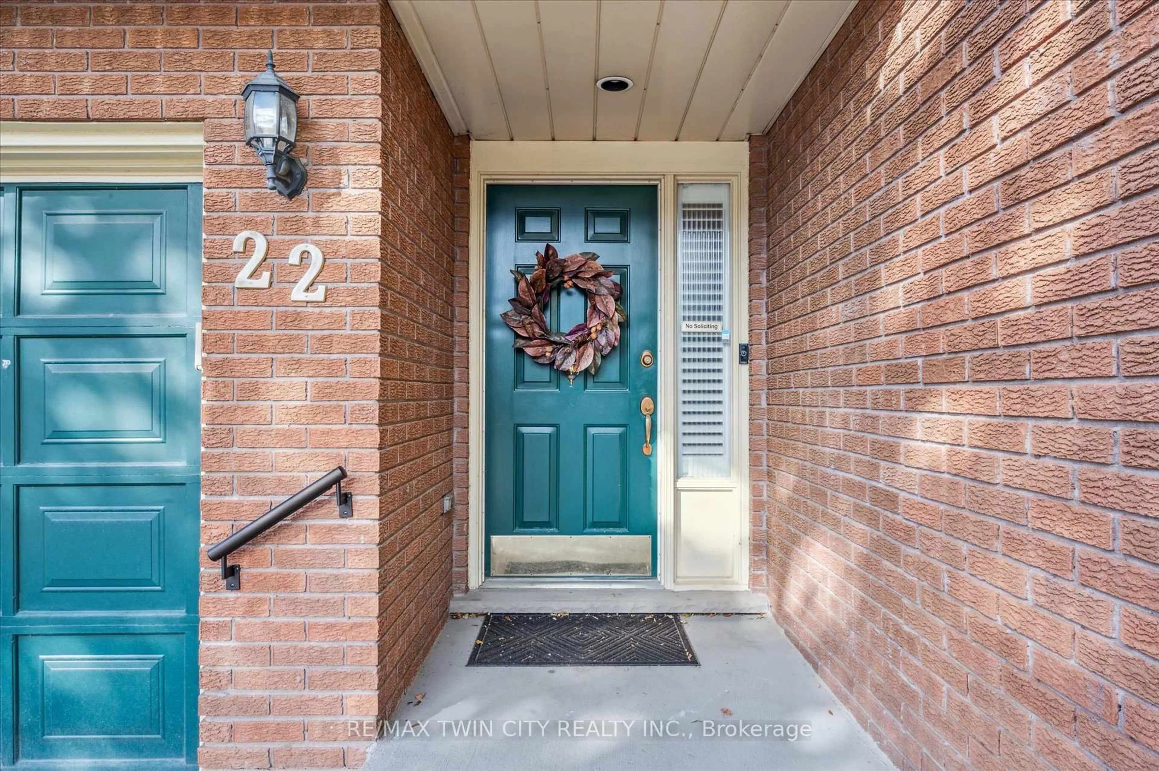 Indoor entryway for 22 Myrtleville Dr, Brantford Ontario N3V 1B8
