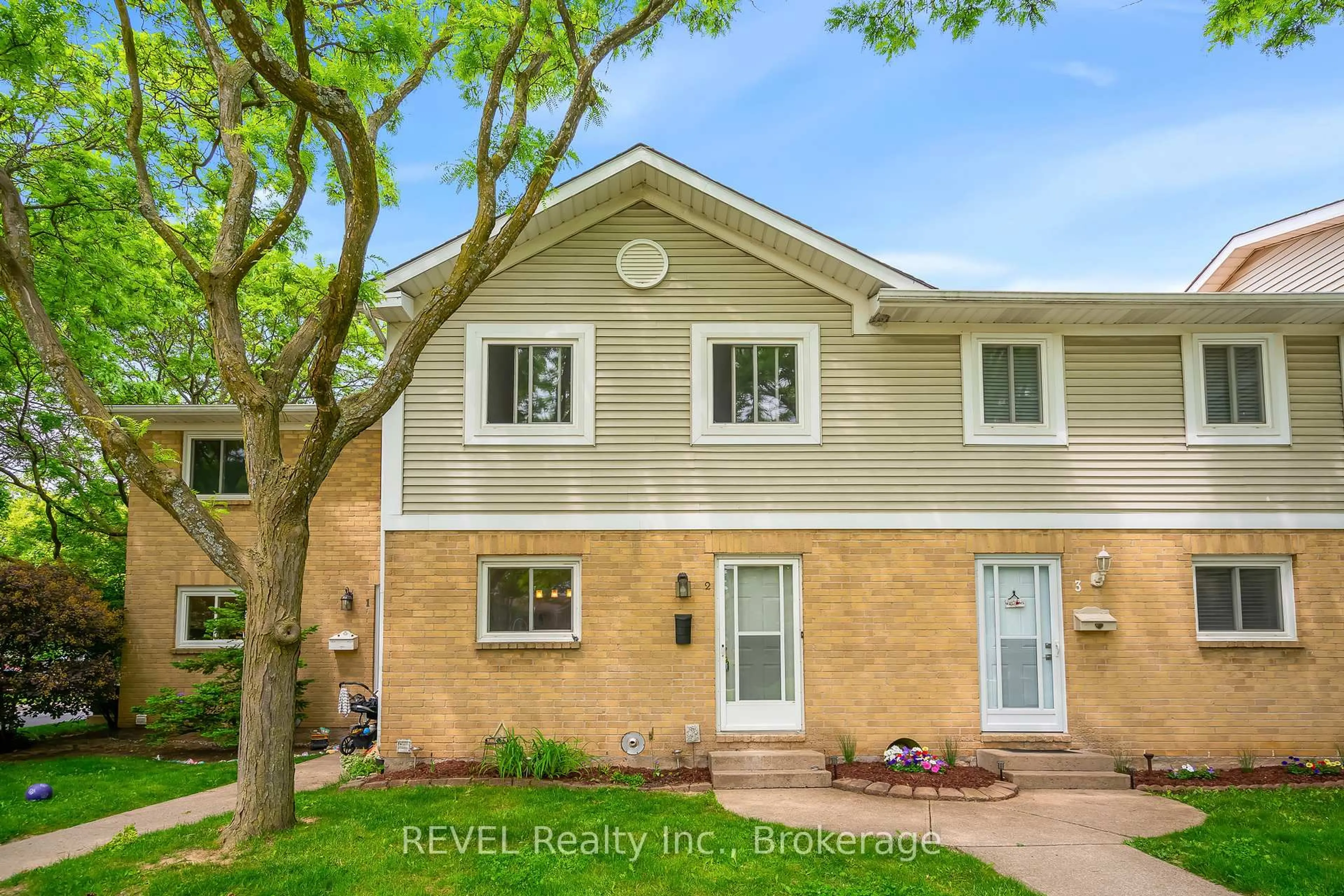 Home with vinyl exterior material, street for 38 Elma St #2, St. Catharines Ontario L2N 6Z3