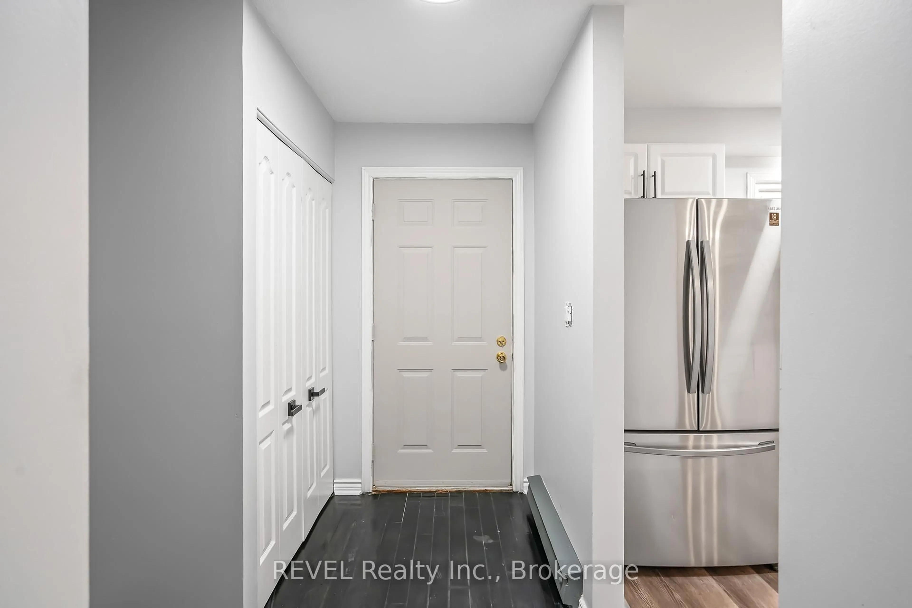 Indoor entryway for 38 Elma St #2, St. Catharines Ontario L2N 6Z3