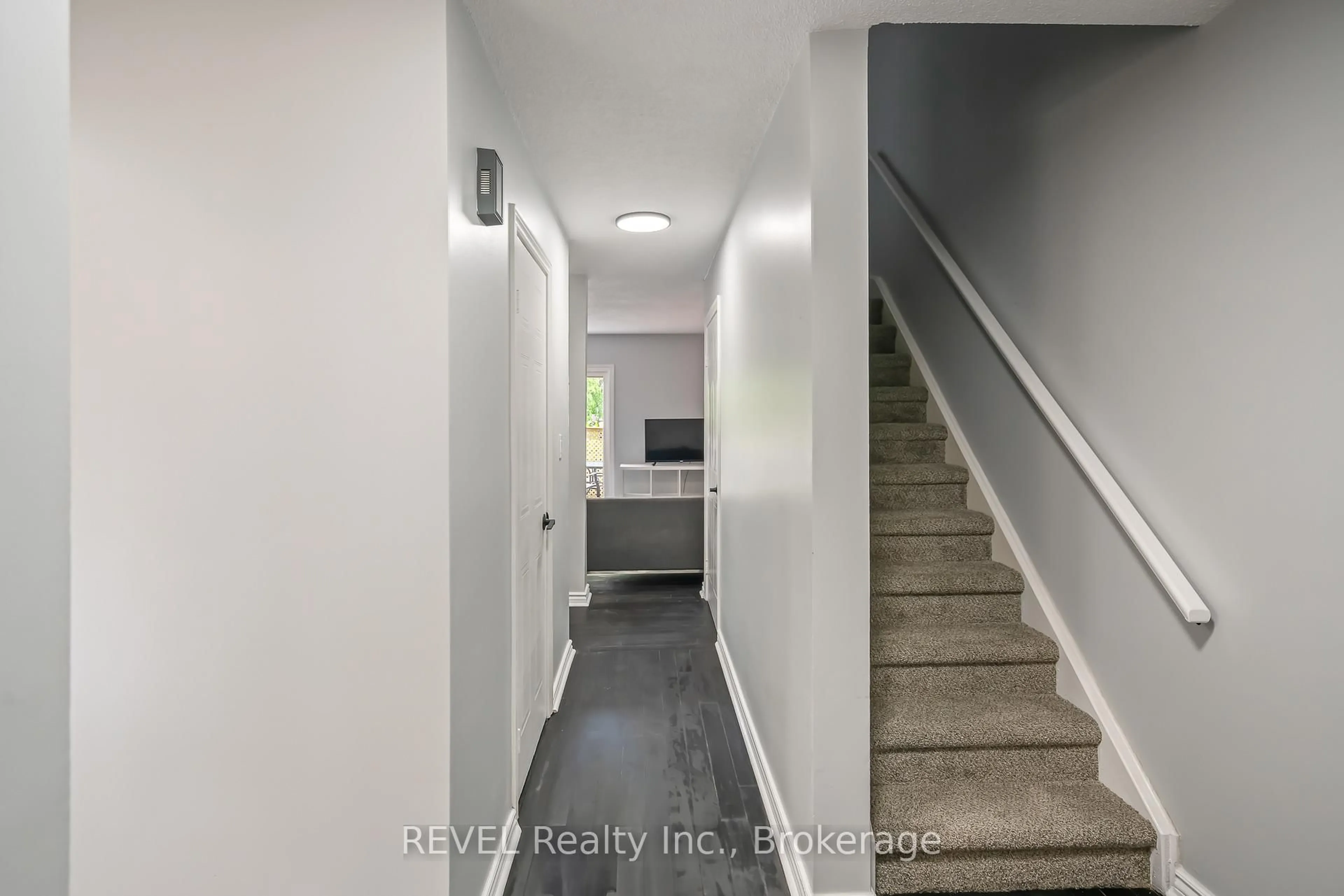 Indoor entryway for 38 Elma St #2, St. Catharines Ontario L2N 6Z3