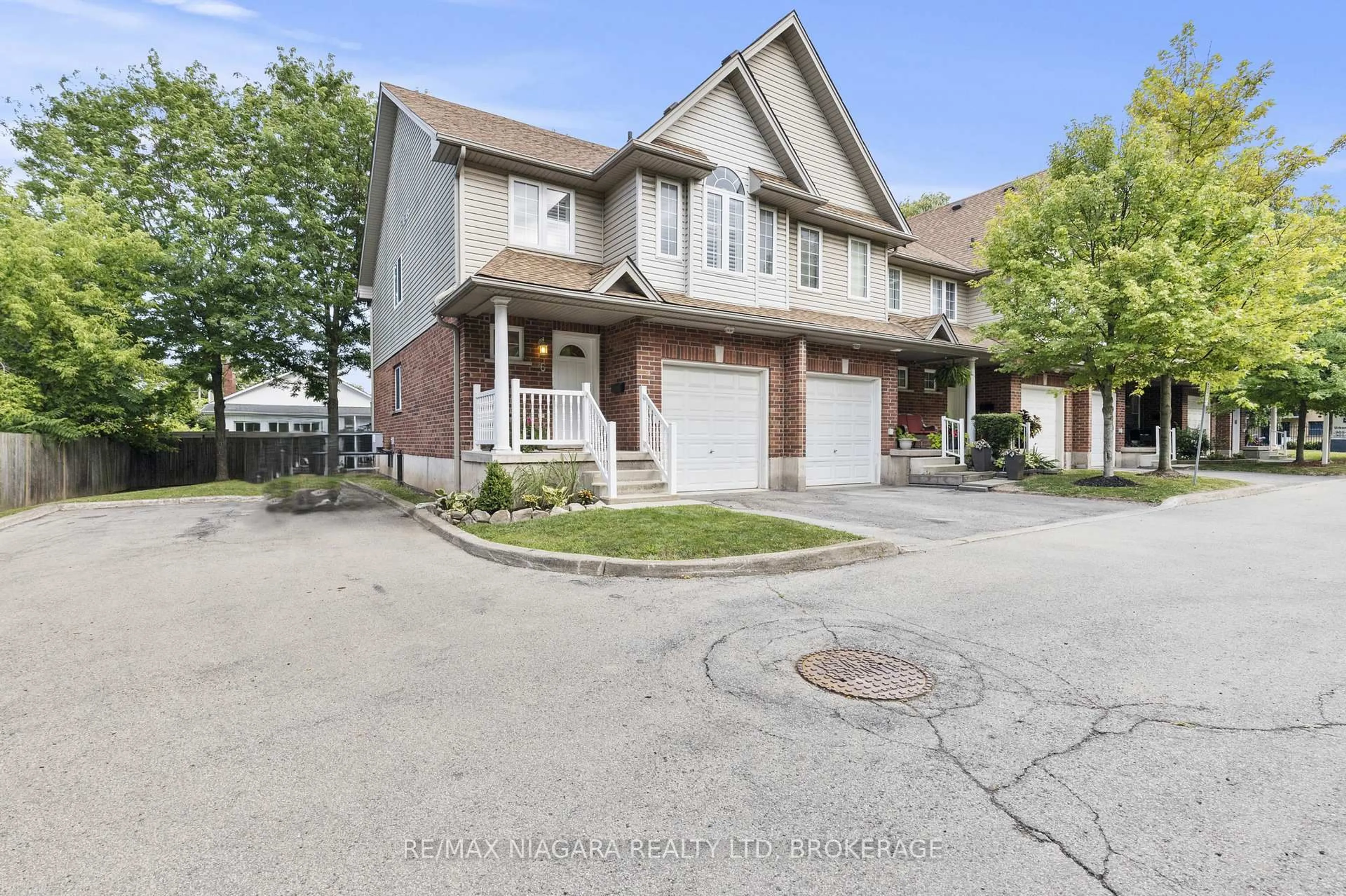 A pic from outside/outdoor area/front of a property/back of a property/a pic from drone, street for 6263 Valley Way #6, Niagara Falls Ontario L2E 0A1