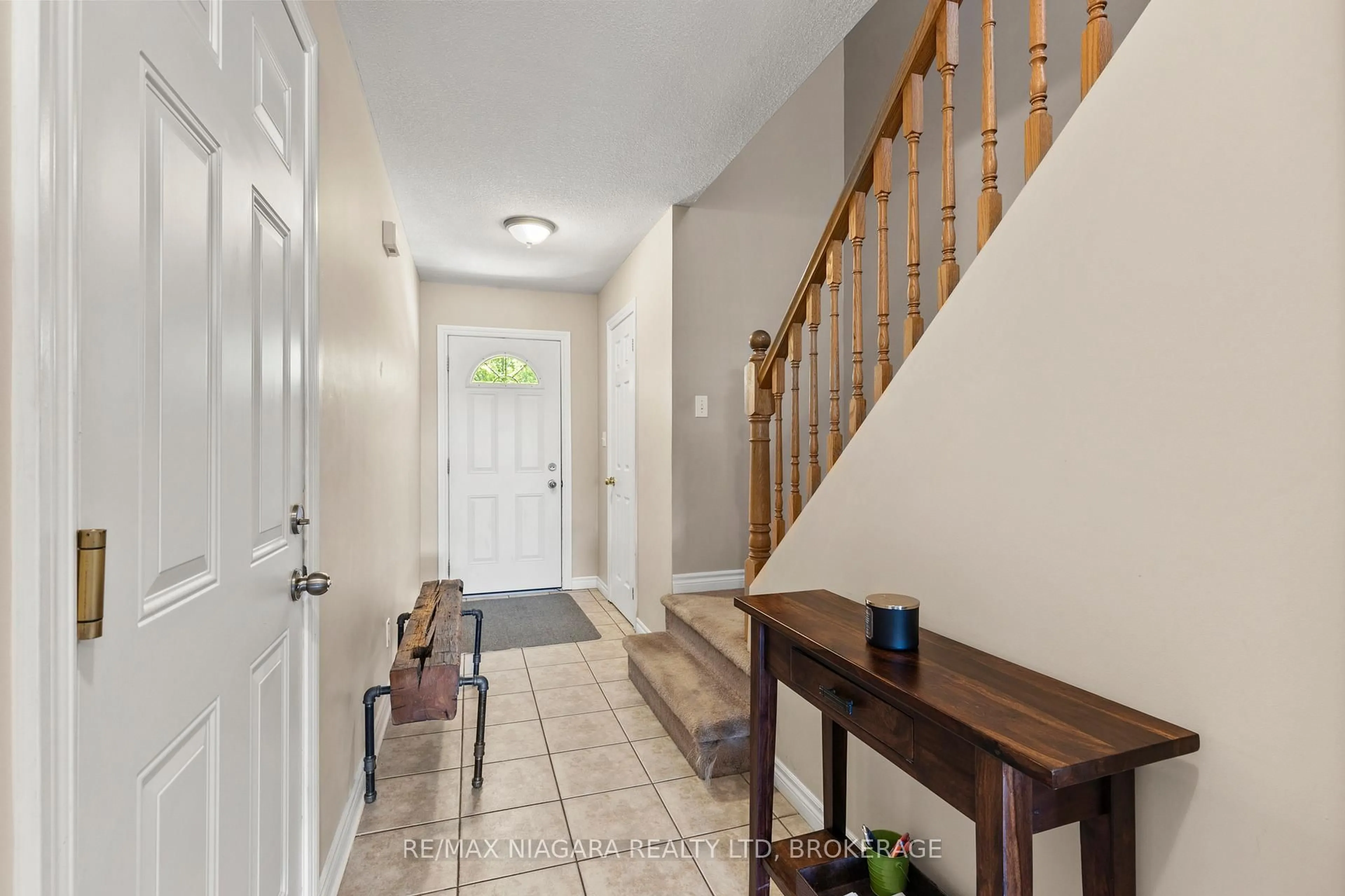 Indoor entryway for 6263 Valley Way #6, Niagara Falls Ontario L2E 0A1